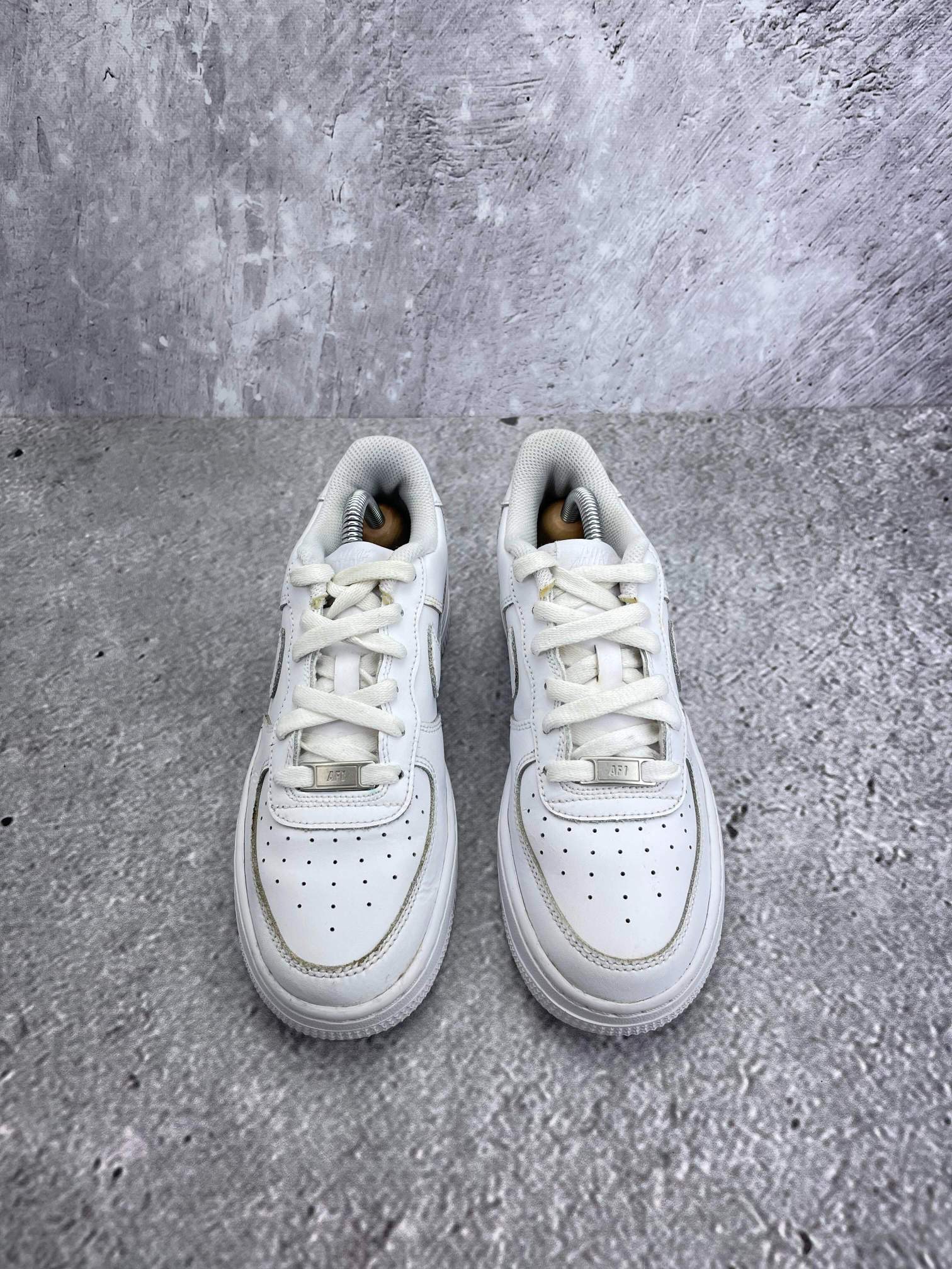 Nike Air Force 1 Low Triple White — buty sportowe damskie w bardzo dobrym stanie rozmiar 37.5, widok z góry