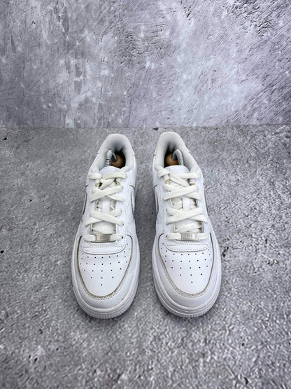 Nike Air Force 1 Low Triple White — buty sportowe damskie w bardzo dobrym stanie rozmiar 37.5, widok z góry