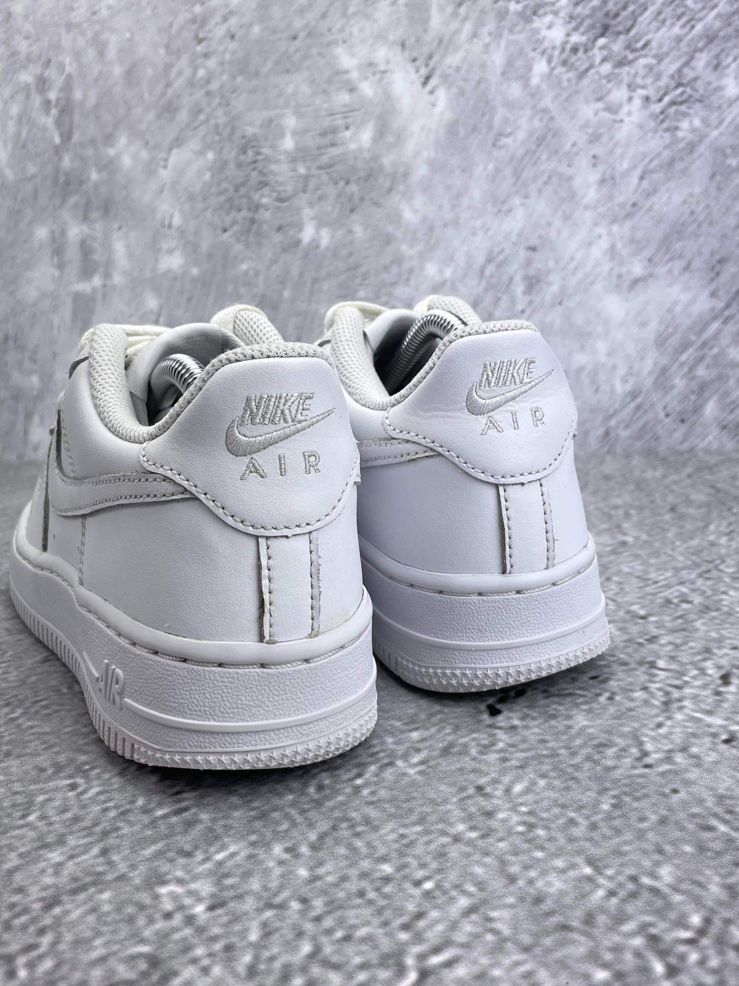 Nike Air Force 1 Low Triple White — buty sportowe damskie w bardzo dobrym stanie rozmiar 37.5, widok z tyłu