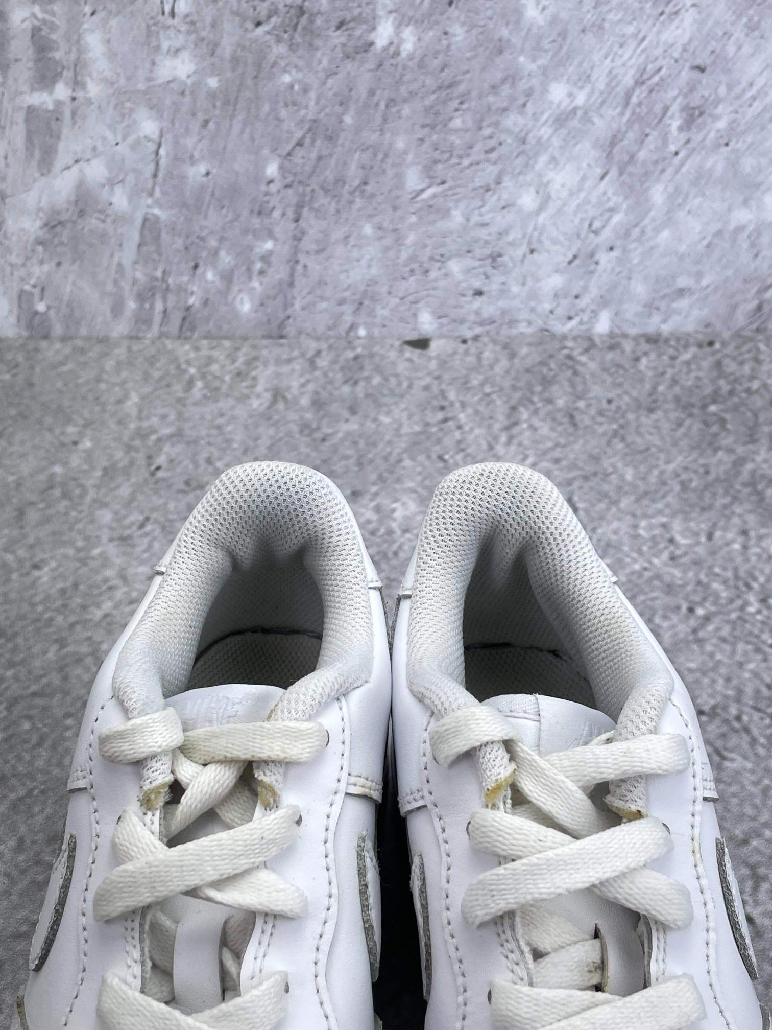 Nike Air Force 1 Low Triple White — buty sportowe damskie w bardzo dobrym stanie rozmiar 37.5, zapiętki butów