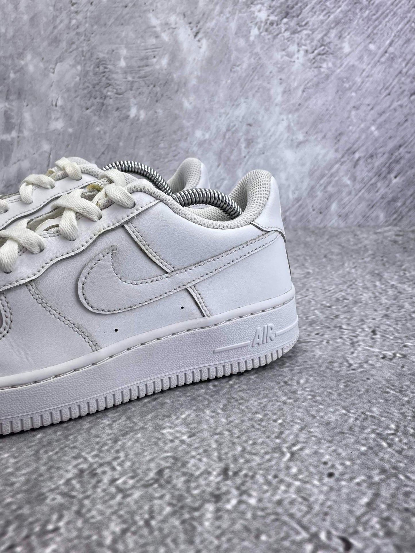 Nike Air Force 1 Low Triple White — buty sportowe damskie w bardzo dobrym stanie rozmiar 37.5, opcjonalne zdjęcie 1