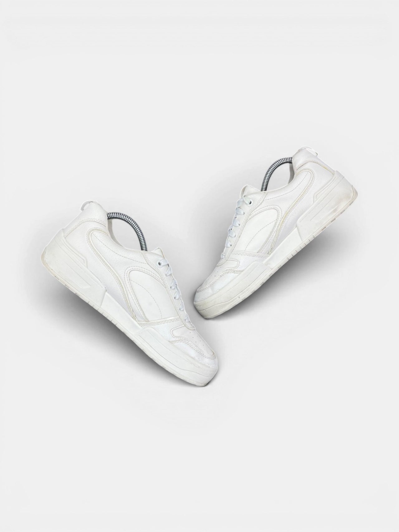 Stradivarius Sneakers — buty sportowe męskie w bardzo dobrym stanie rozmiar 40, zewnętrzny panel prawego buta