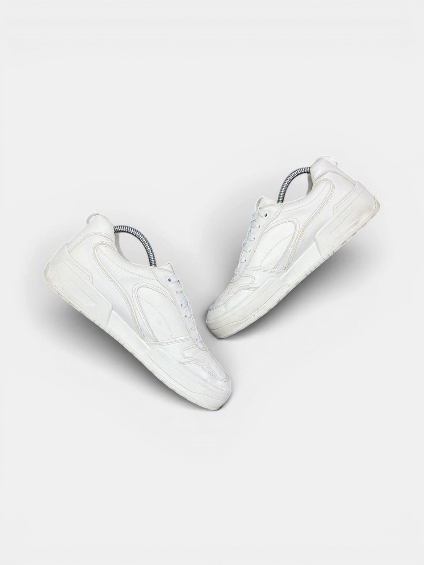 Stradivarius Sneakers — buty sportowe męskie w bardzo dobrym stanie rozmiar 40, zewnętrzny panel prawego buta