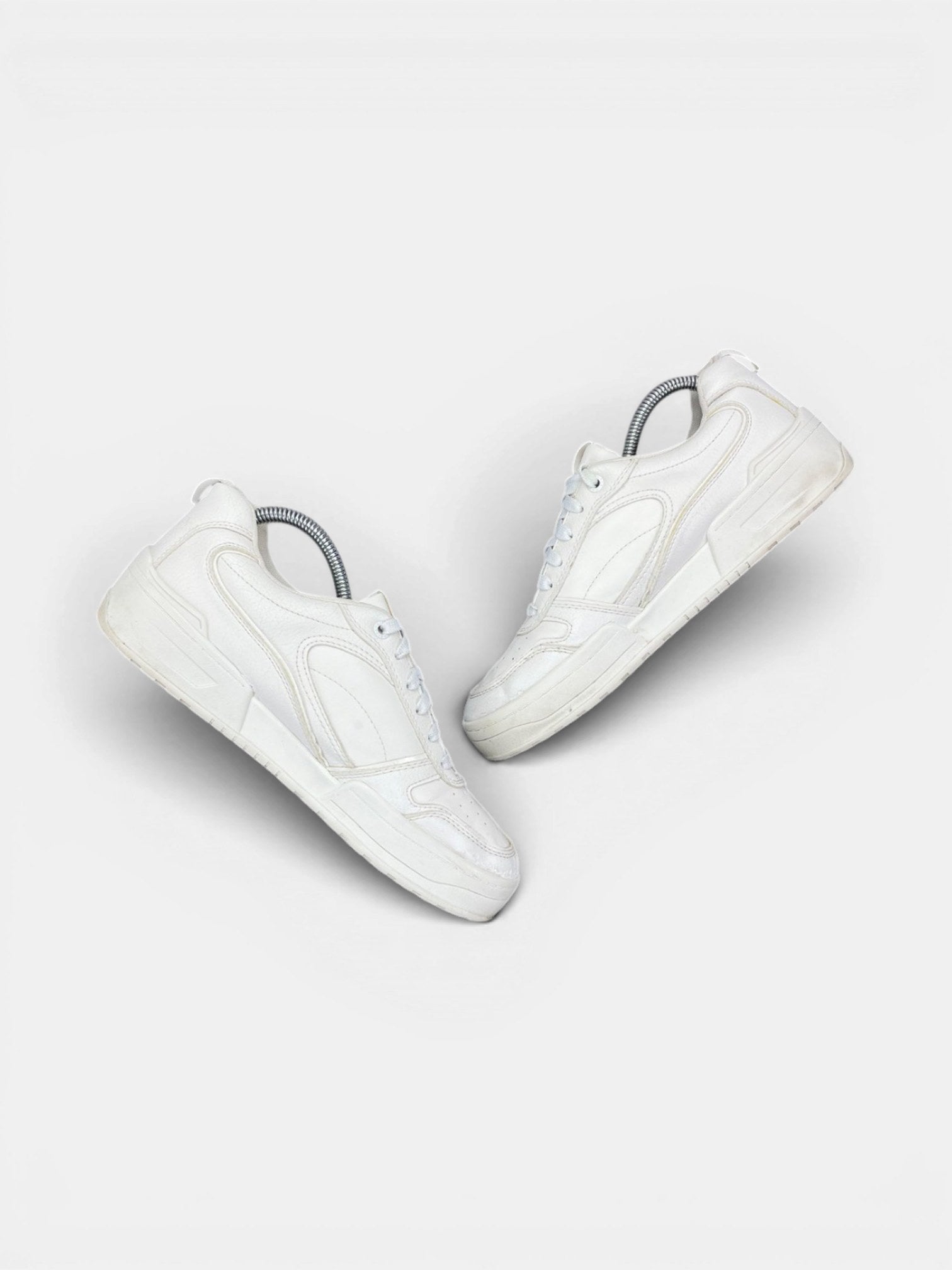 Stradivarius Sneakers — buty sportowe męskie w bardzo dobrym stanie rozmiar 40, zewnętrzny panel prawego buta