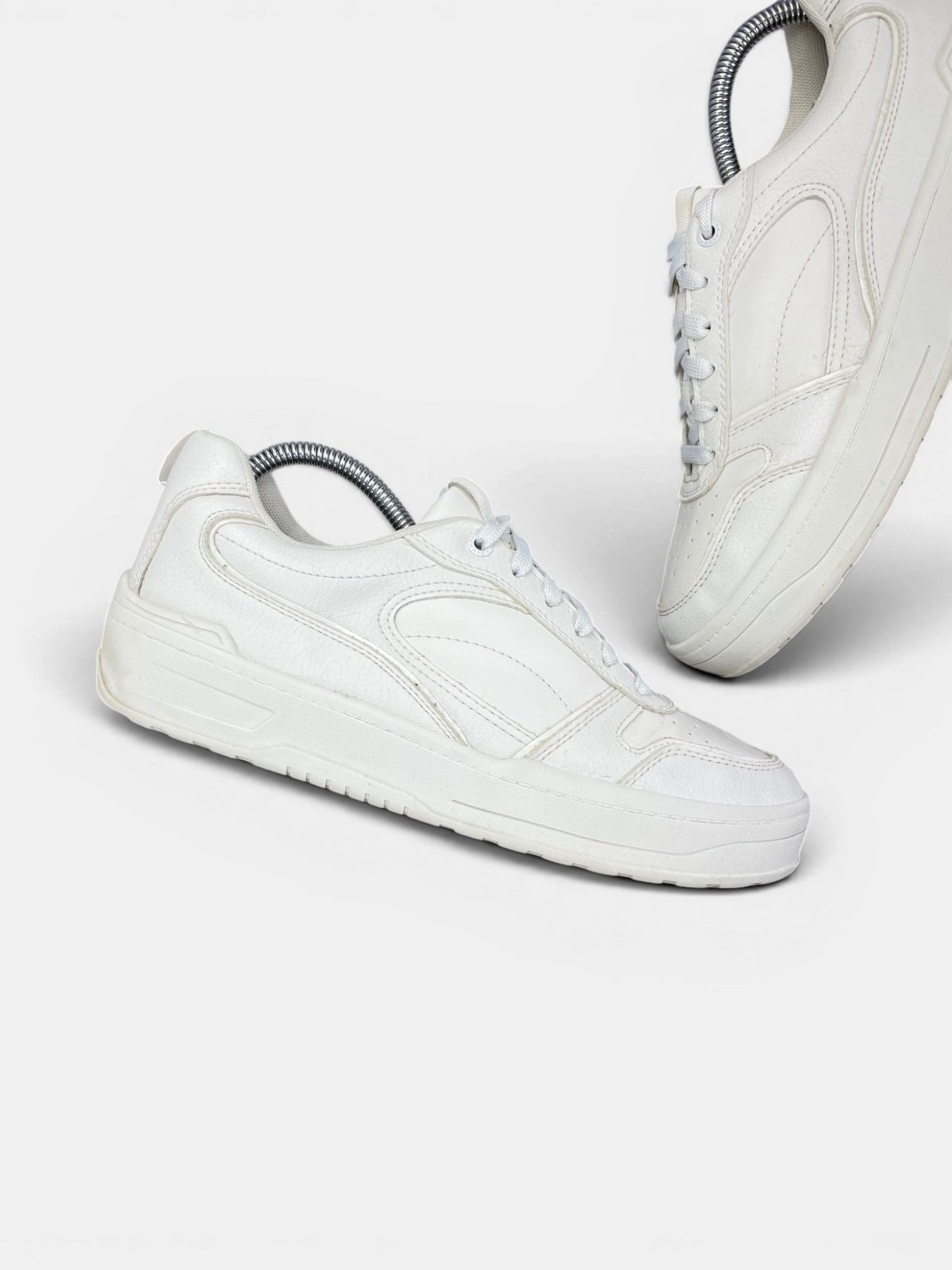 Stradivarius Sneakers — buty sportowe męskie w bardzo dobrym stanie rozmiar 40, zewnętrzny panel lewego buta