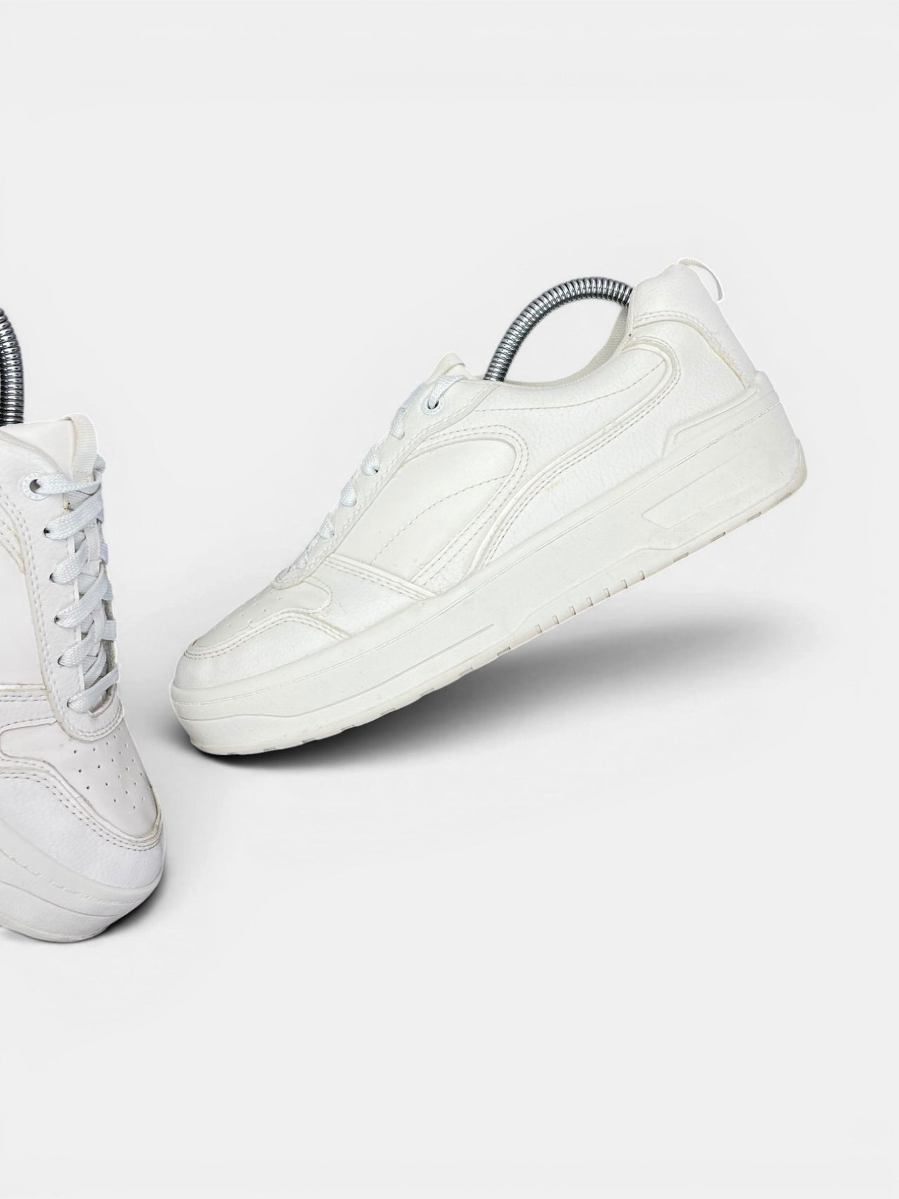 Stradivarius Sneakers — buty sportowe męskie w bardzo dobrym stanie rozmiar 40, widok z góry na wewnętrzną stronę butów