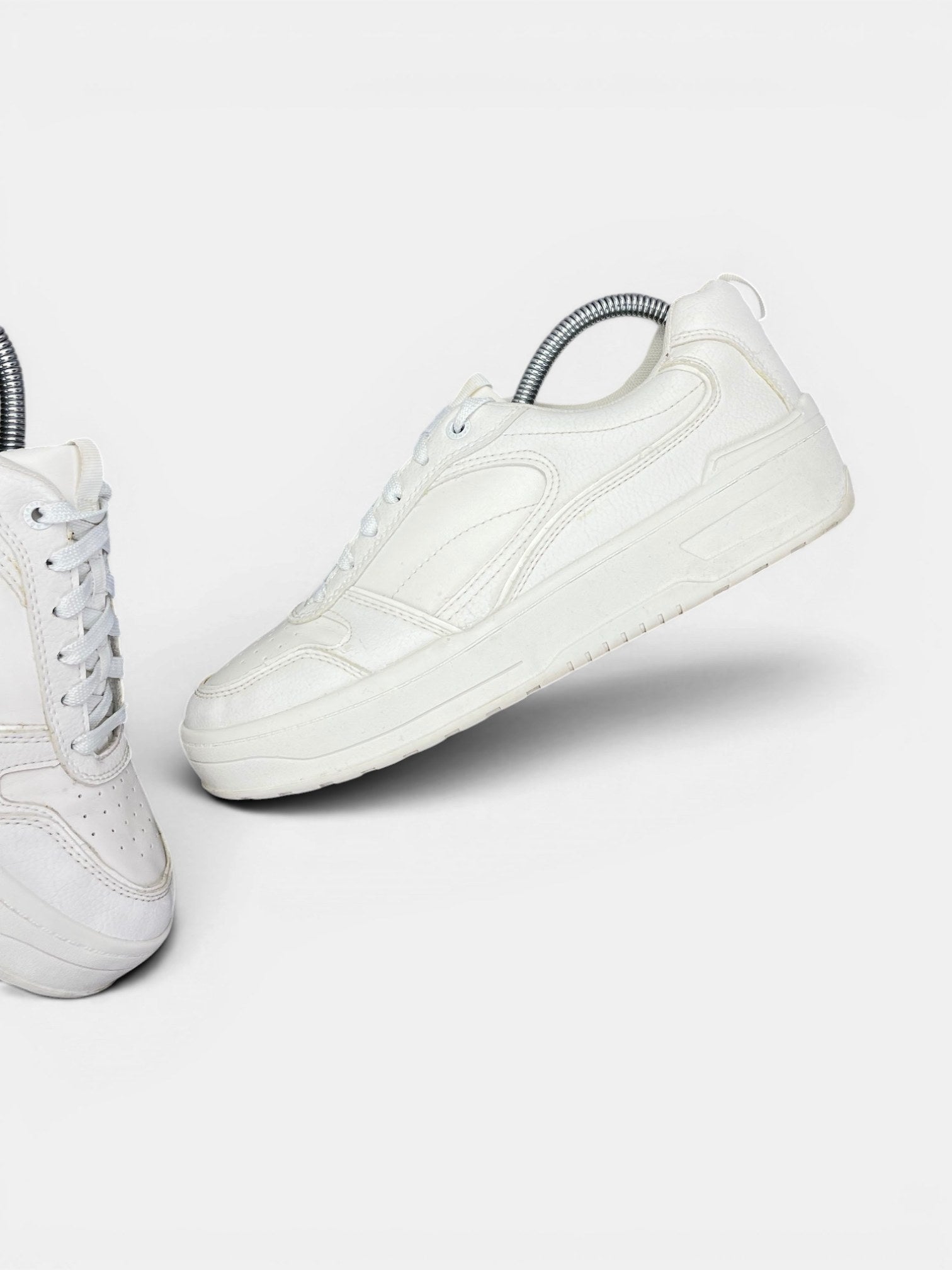 Stradivarius Sneakers — buty sportowe męskie w bardzo dobrym stanie rozmiar 40, widok z góry na wewnętrzną stronę butów