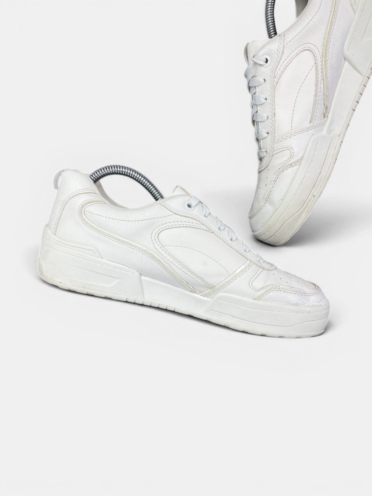 Stradivarius Sneakers — buty sportowe męskie w bardzo dobrym stanie rozmiar 40, wewnętrzny panel lewego buta