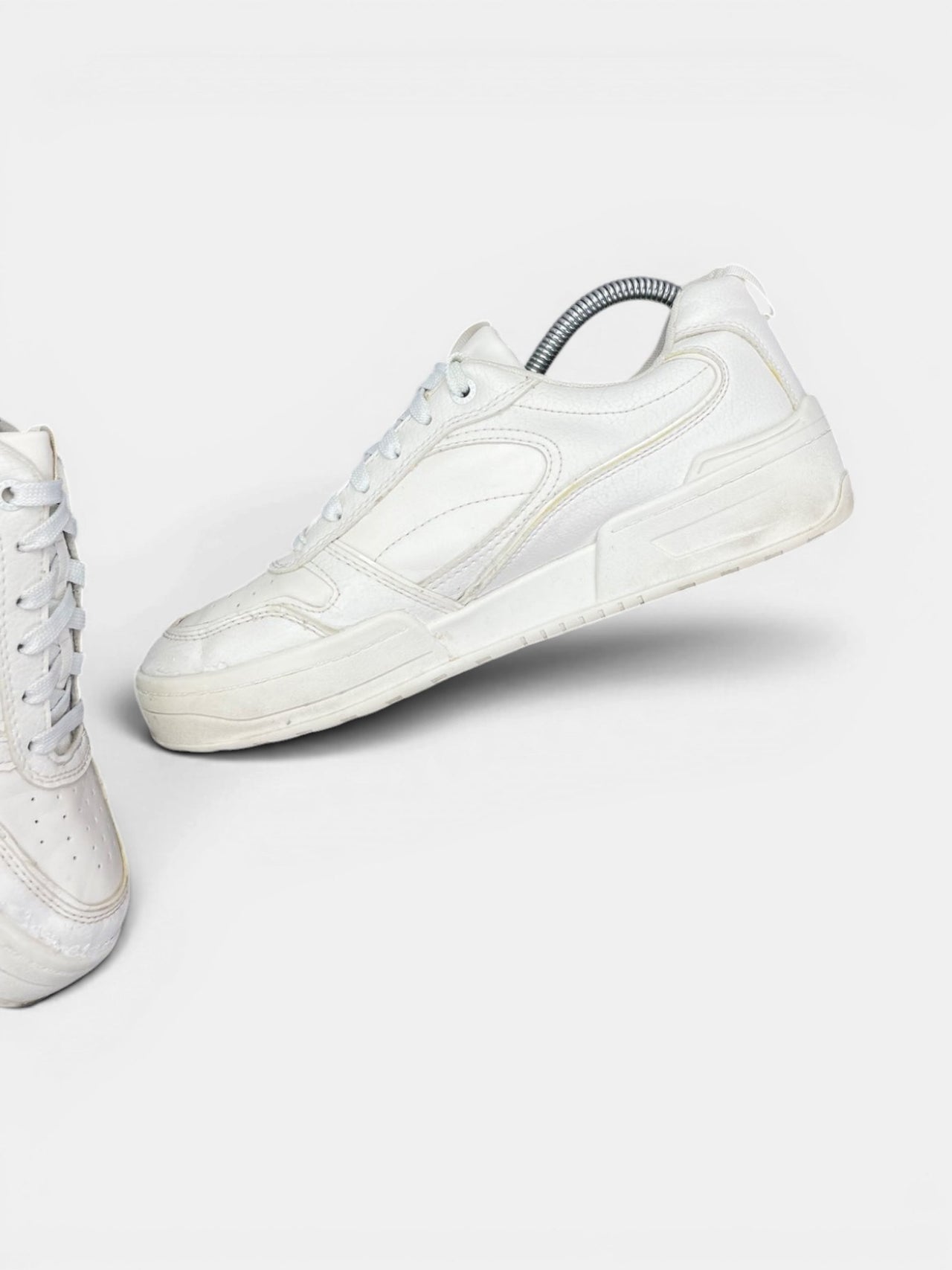 Stradivarius Sneakers — buty sportowe męskie w bardzo dobrym stanie rozmiar 40, wewnętrzny panel prawego buta