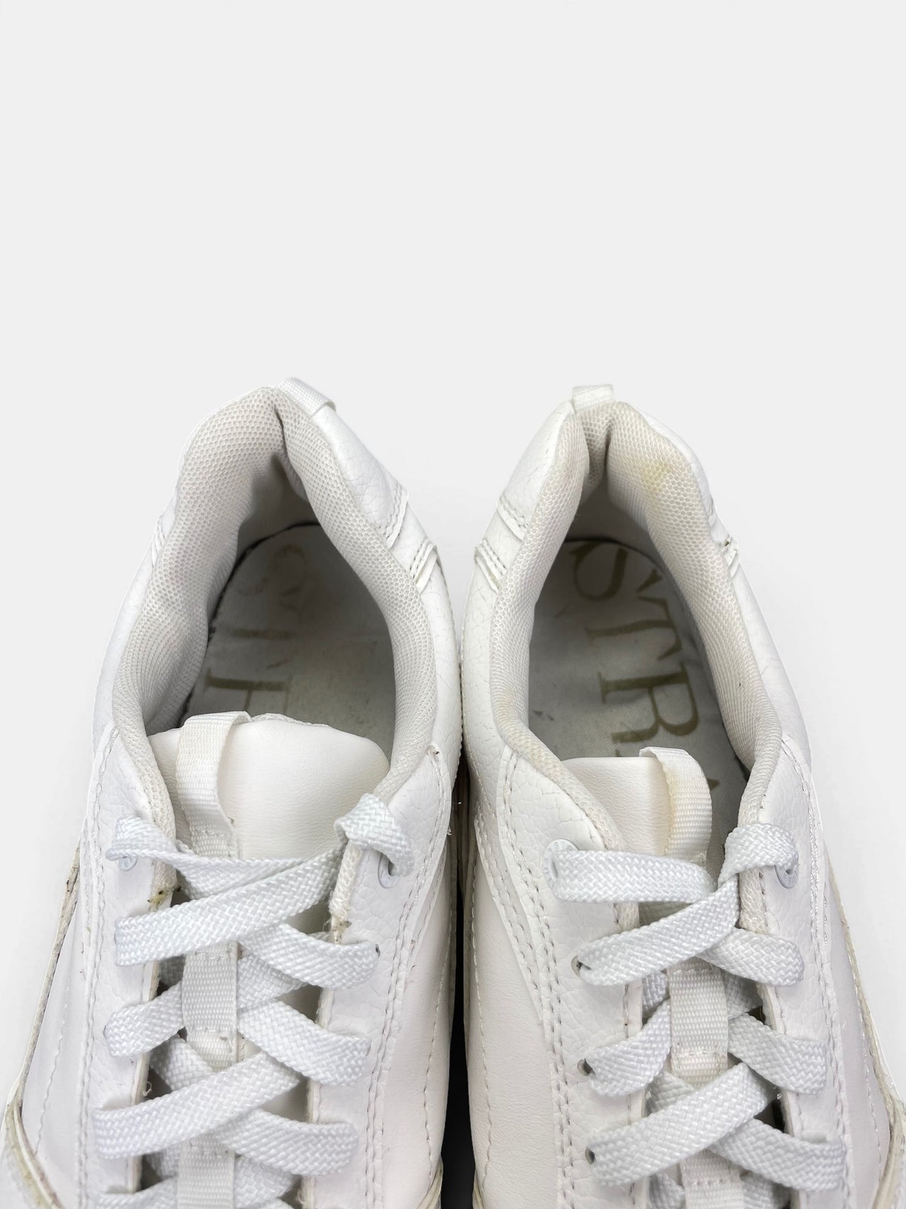 Stradivarius Sneakers — buty sportowe męskie w bardzo dobrym stanie rozmiar 40, zapiętki butów