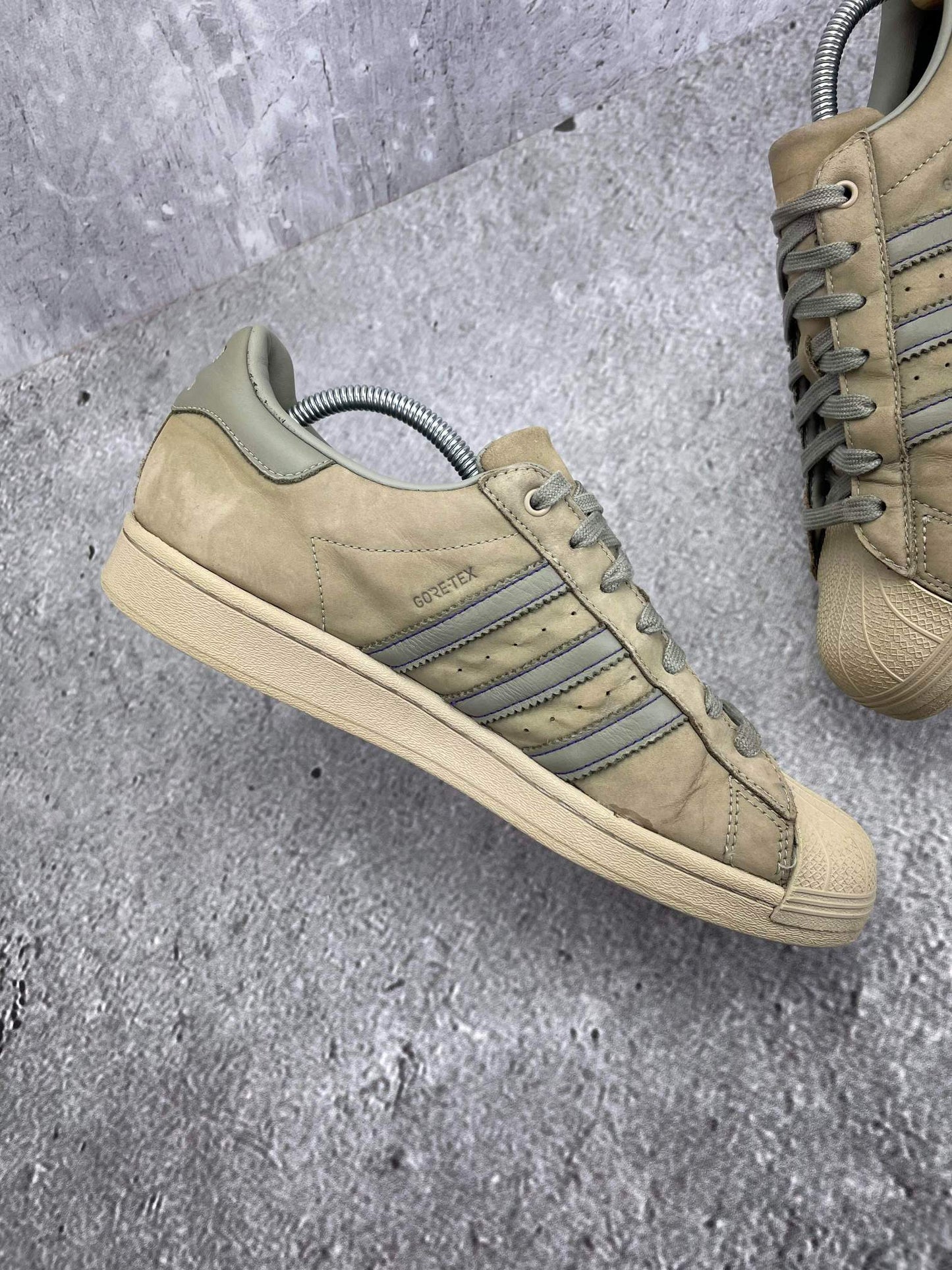 Adidas Superstar GTX Silver Pebble — buty sportowe męskie w bardzo dobrym stanie rozmiar 43 1/3, wewnętrzny panel lewego buta