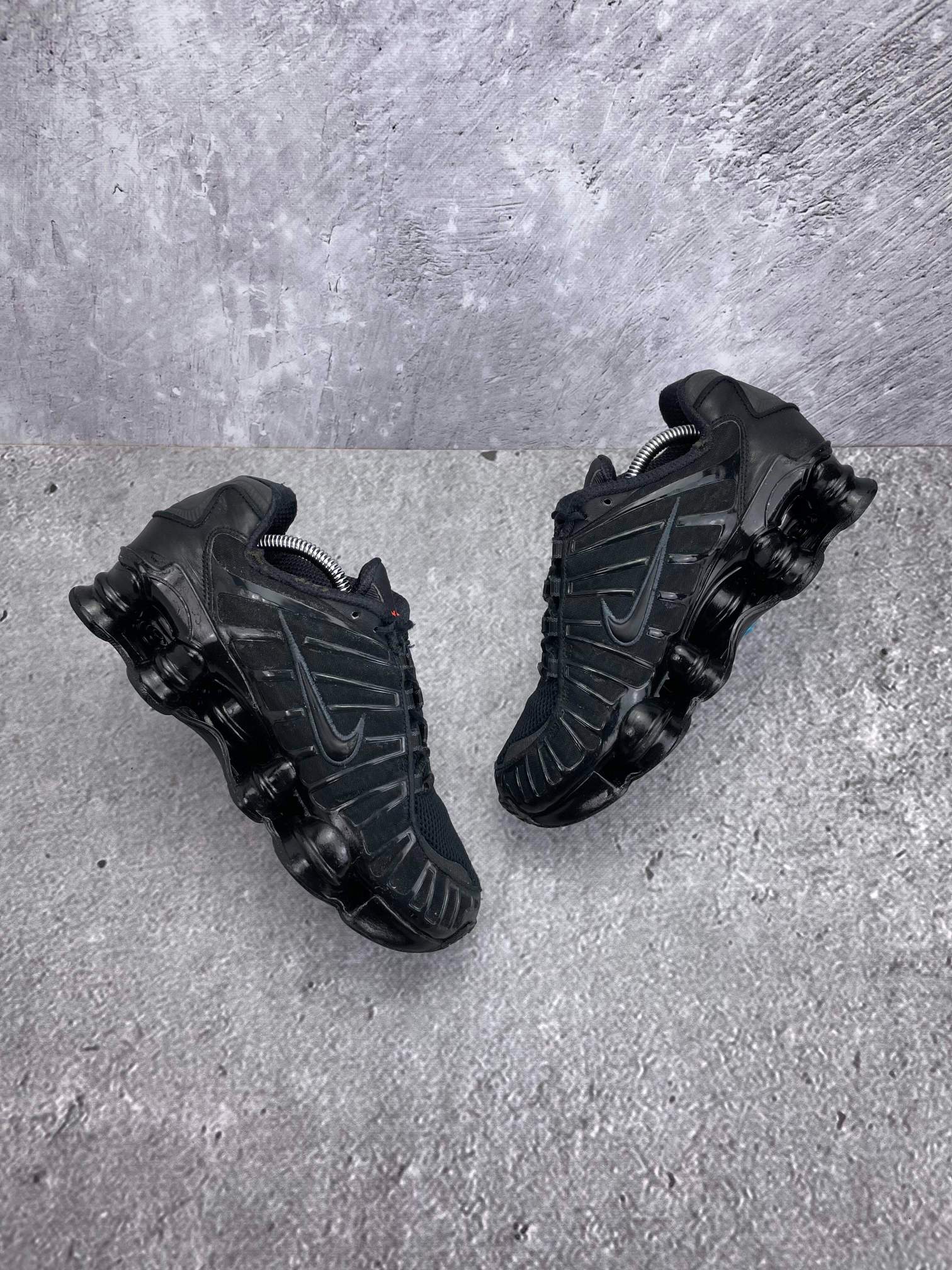 Nike Shox TL Metallic Hematite — buty sportowe damskie w bardzo dobrym stanie rozmiar 40, widok z góry na wewnętrzną stronę butów