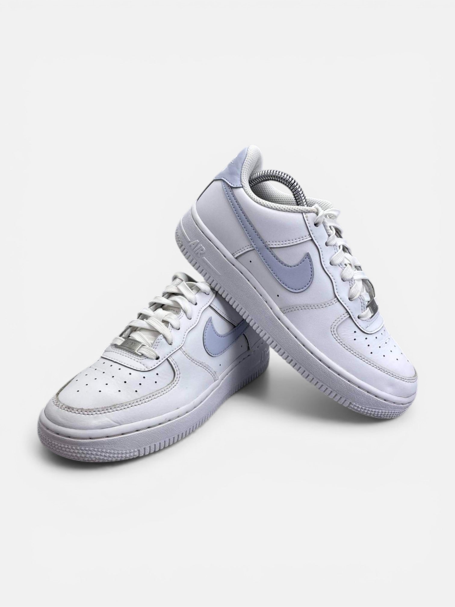Nike Air Force 1 White Ghost - buty sportowe, boczny profil