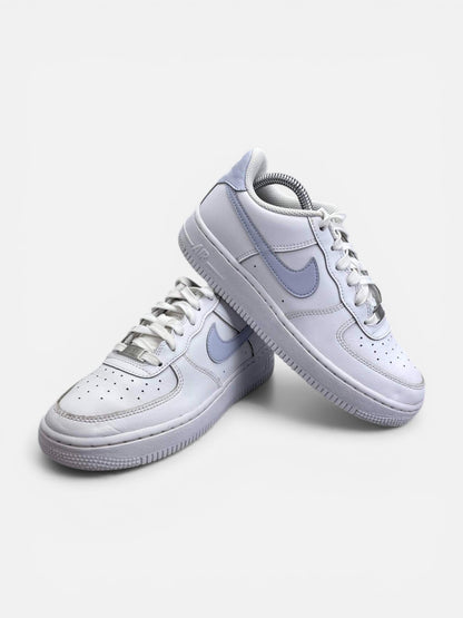 Nike Air Force 1 White Ghost - buty sportowe, boczny profil