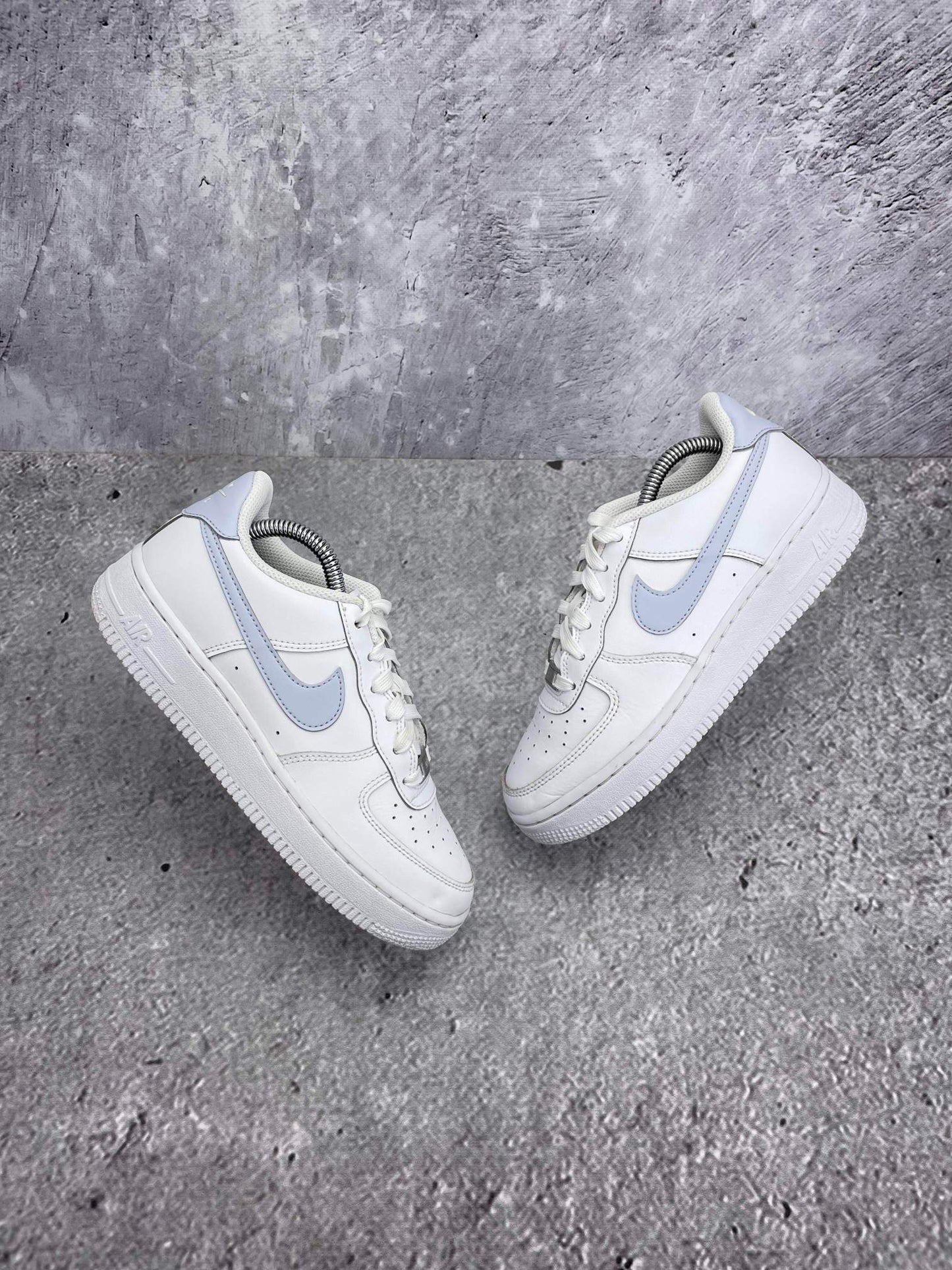 Nike Air Force 1 White Ghost - buty sportowe, widok z góry na zewnętrzną stronę butów