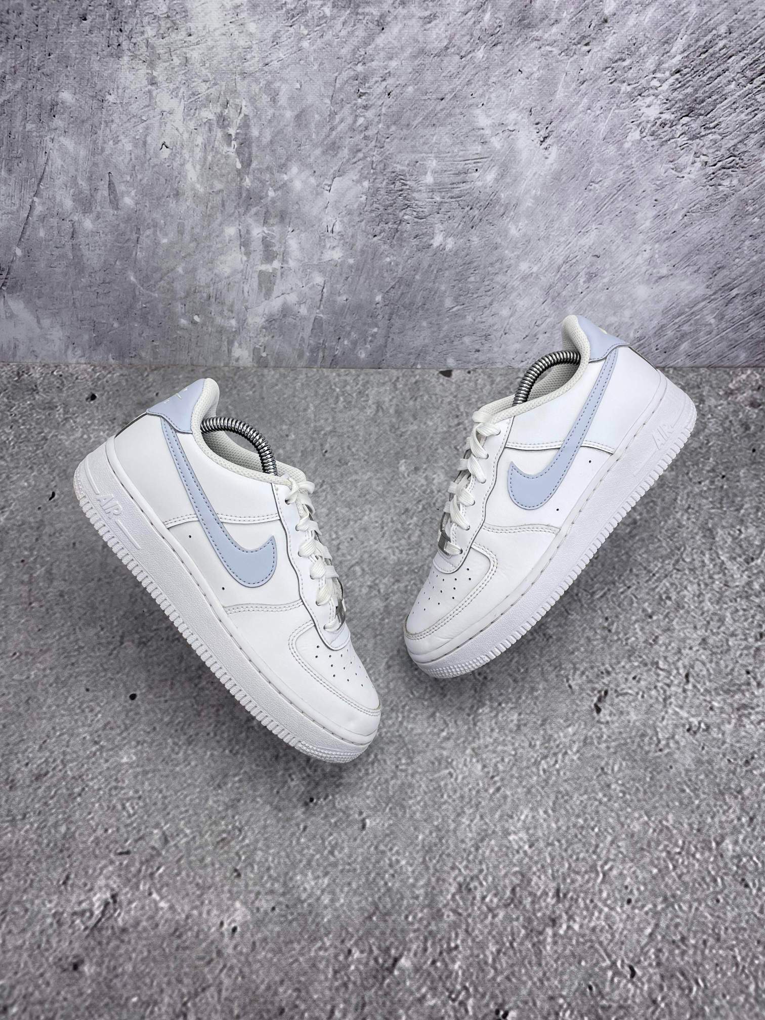 Nike Air Force 1 White Ghost - buty sportowe, widok z góry na zewnętrzną stronę butów