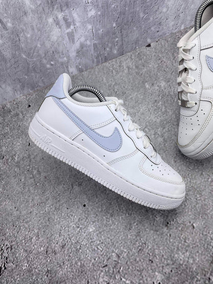 Nike Air Force 1 White Ghost - buty sportowe, zewnętrzny panel prawego buta