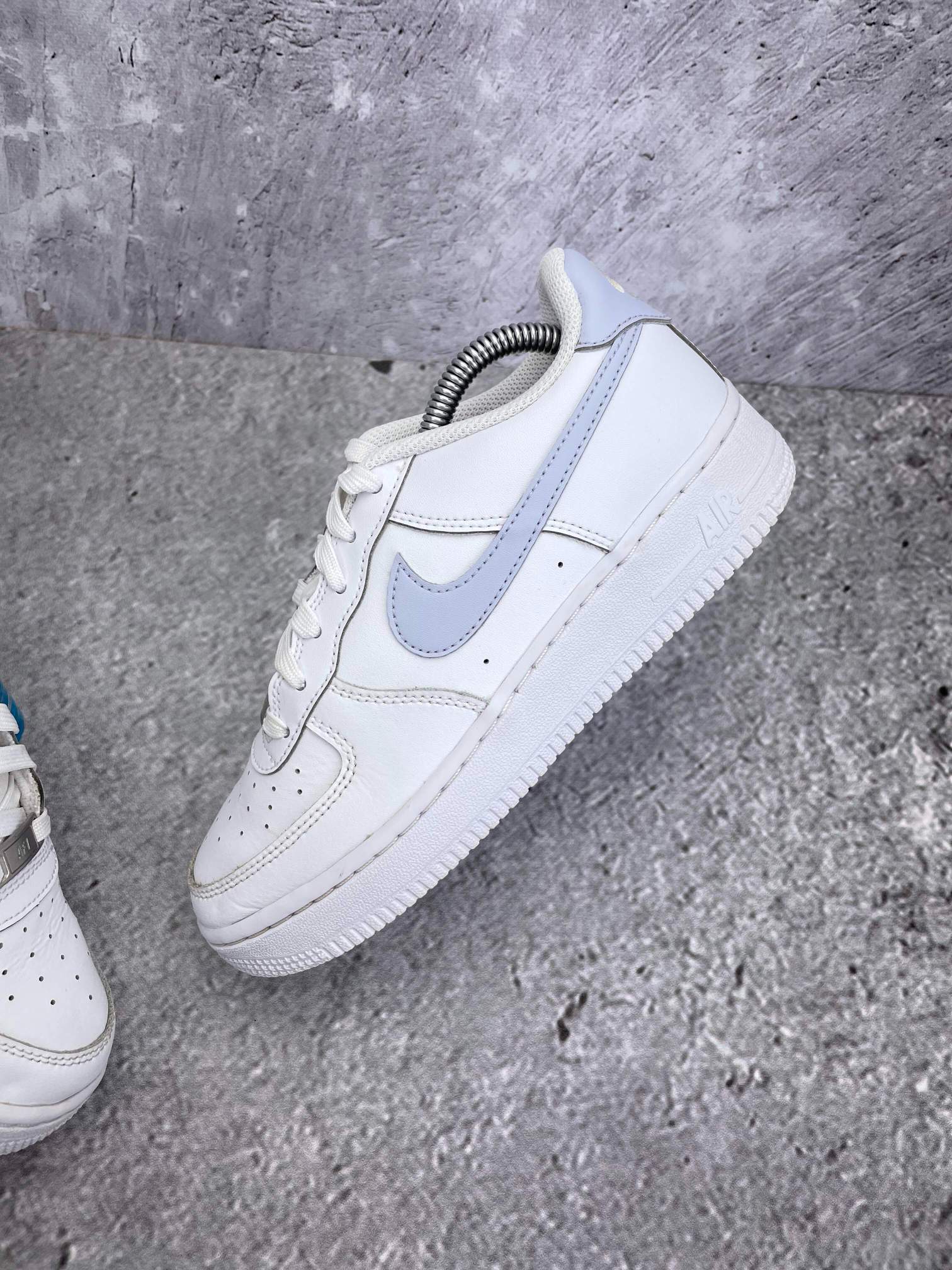Nike Air Force 1 White Ghost - buty sportowe, zewnętrzny panel lewego buta