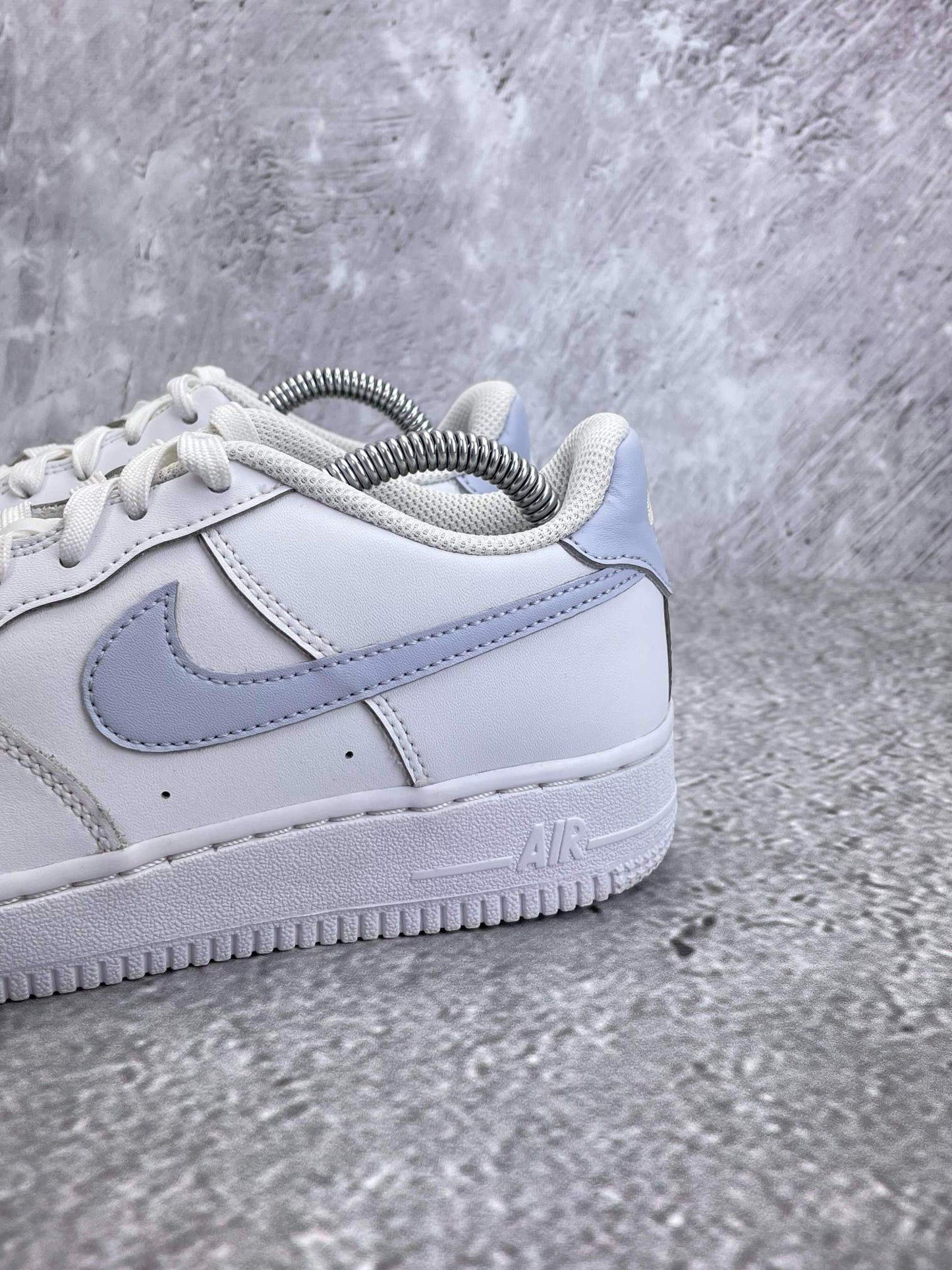 Nike Air Force 1 White Ghost - buty sportowe, wewnętrzny panel lewego buta