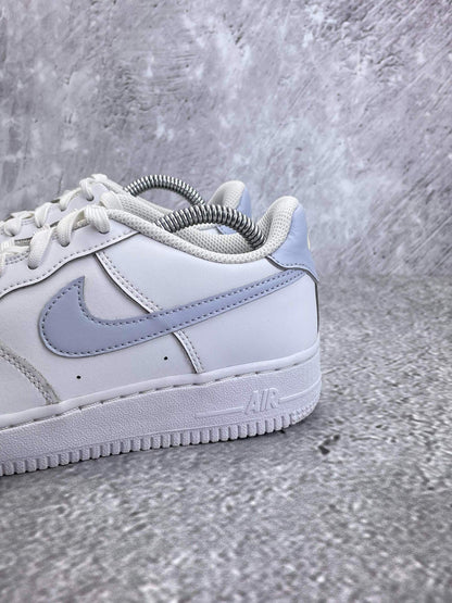 Nike Air Force 1 White Ghost - buty sportowe, wewnętrzny panel lewego buta