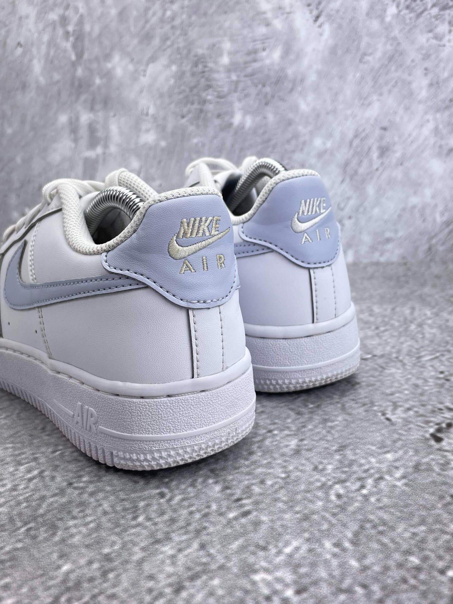 Nike Air Force 1 White Ghost - buty sportowe, wewnętrzny panel prawego buta