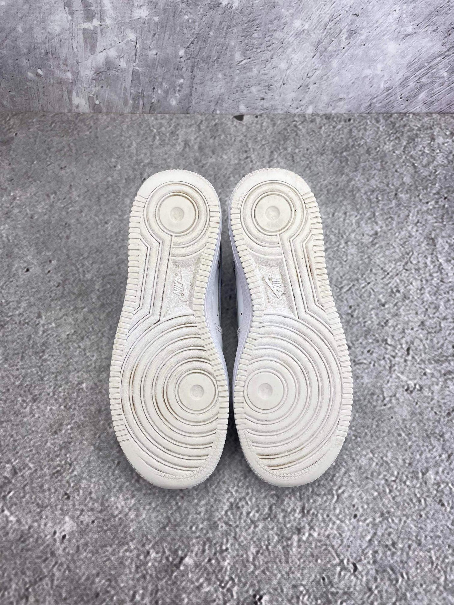 Nike Air Force 1 White Ghost - buty sportowe, widok z tyłu