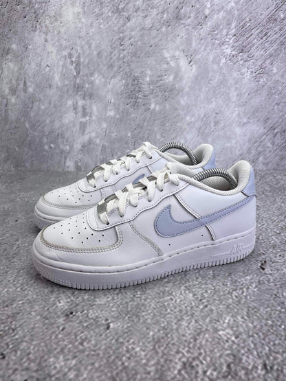 Nike Air Force 1 White Ghost - buty sportowe, zapiętki butów