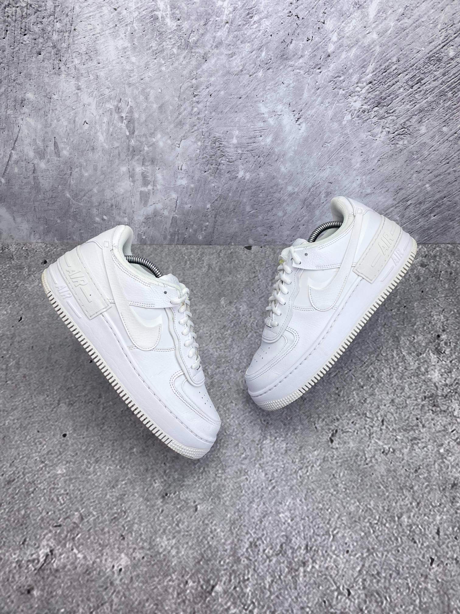 Nike Air Force 1 Shadow Triple White — buty sportowe damskie w bardzo dobrym stanie rozmiar 40, widok z góry na zewnętrzną stronę butów