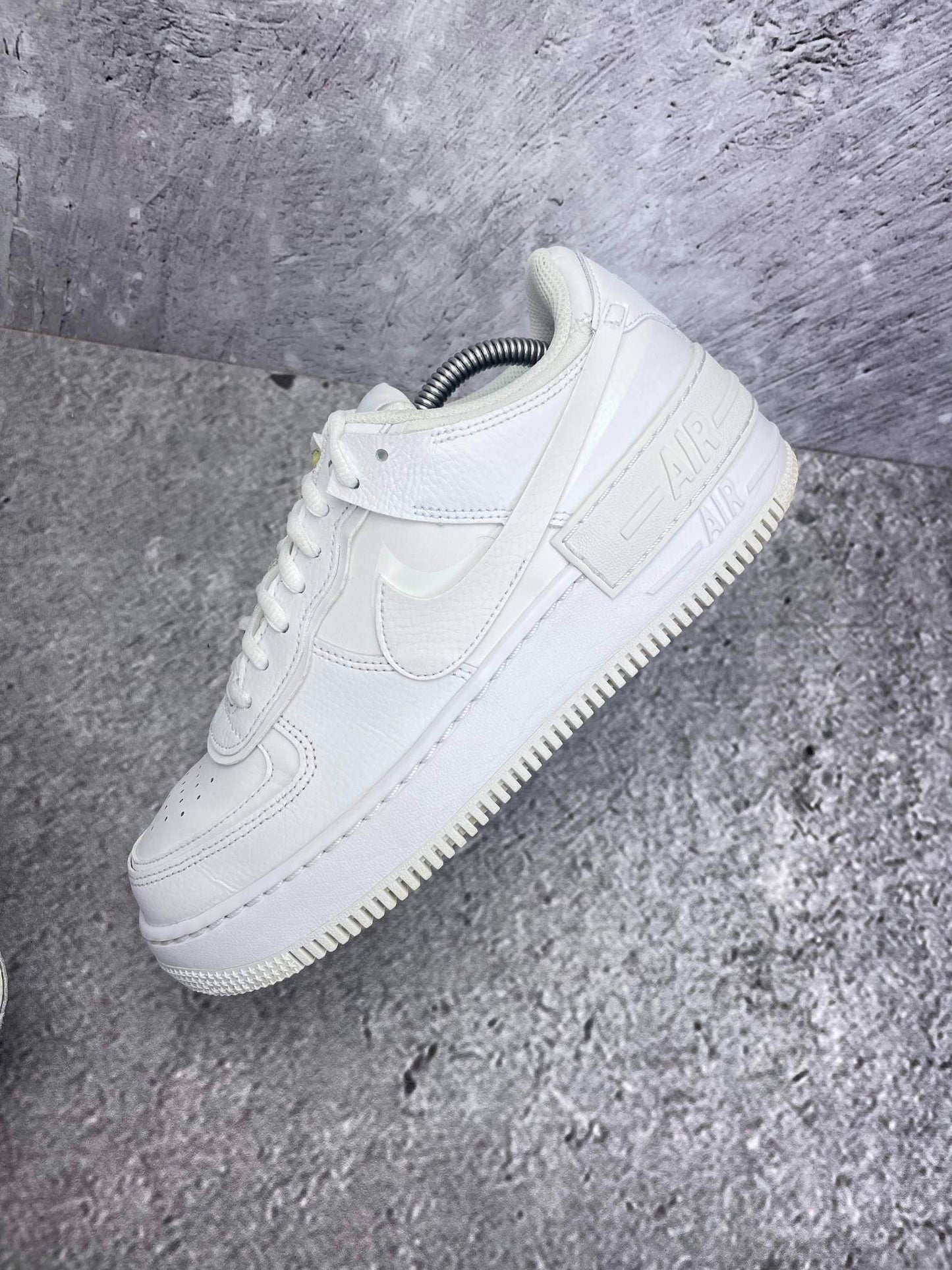 Nike Air Force 1 Shadow Triple White — buty sportowe damskie w bardzo dobrym stanie rozmiar 40, zewnętrzny panel lewego buta