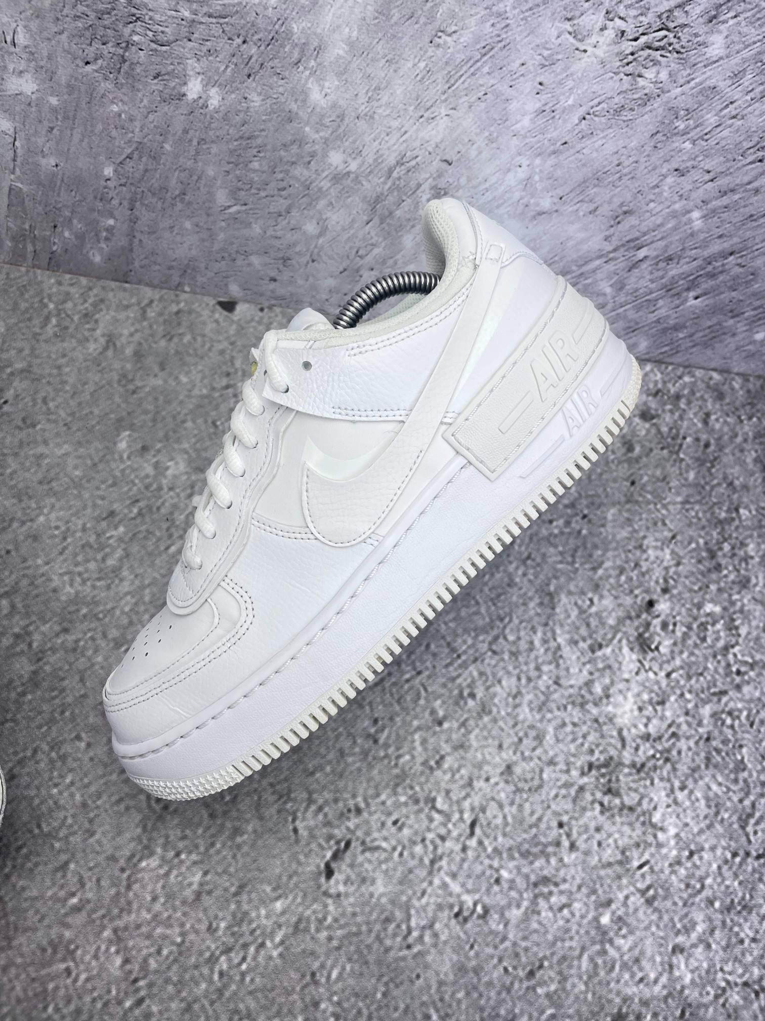 Nike Air Force 1 Shadow Triple White — buty sportowe damskie w bardzo dobrym stanie rozmiar 40, zewnętrzny panel lewego buta