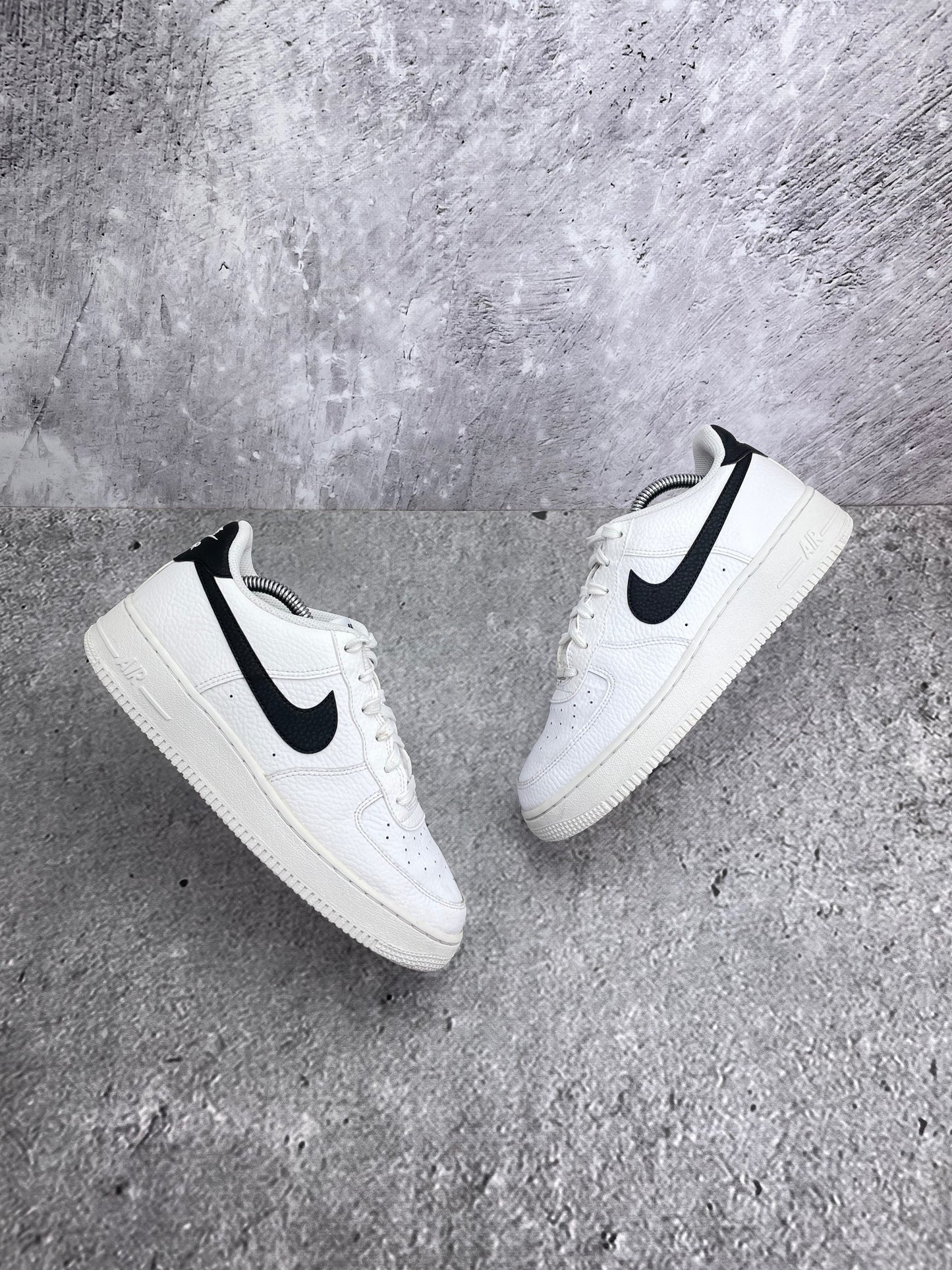 Nike Air Force 1 Low '07 White Black — buty sportowe damskie w bardzo dobrym stanie rozmiar 39, widok z góry na zewnętrzną stronę butów