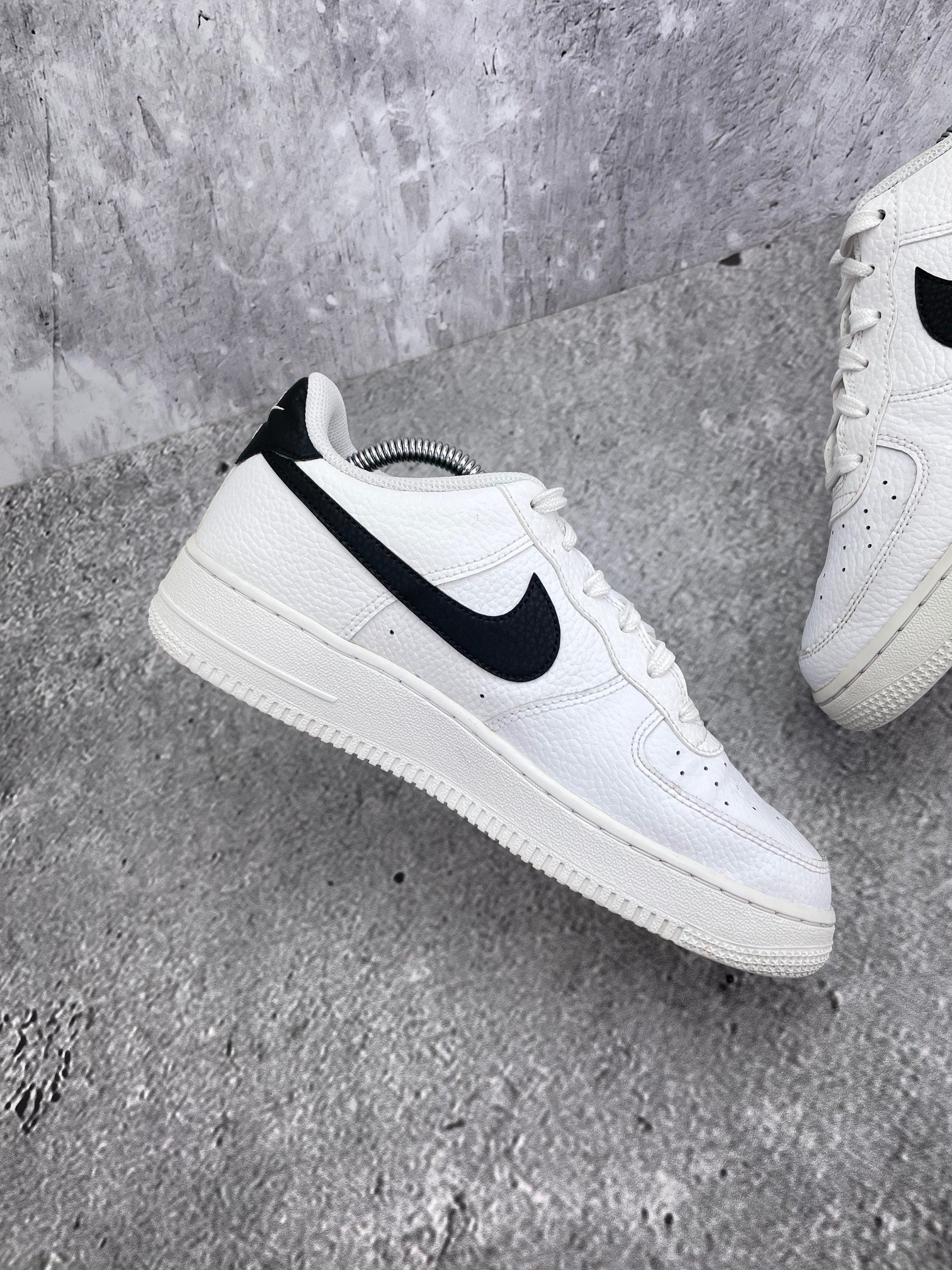 Nike Air Force 1 Low '07 White Black — buty sportowe damskie w bardzo dobrym stanie rozmiar 39, wewnętrzny panel lewego buta