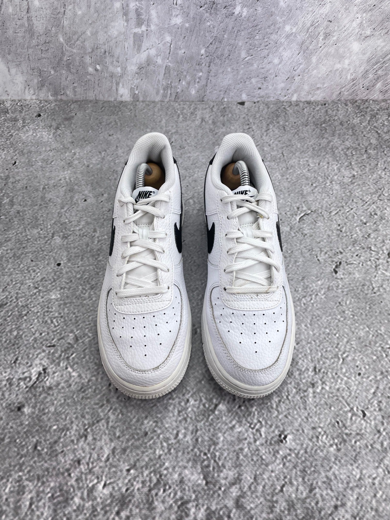 Nike Air Force 1 Low '07 White Black — buty sportowe damskie w bardzo dobrym stanie rozmiar 39, widok z góry