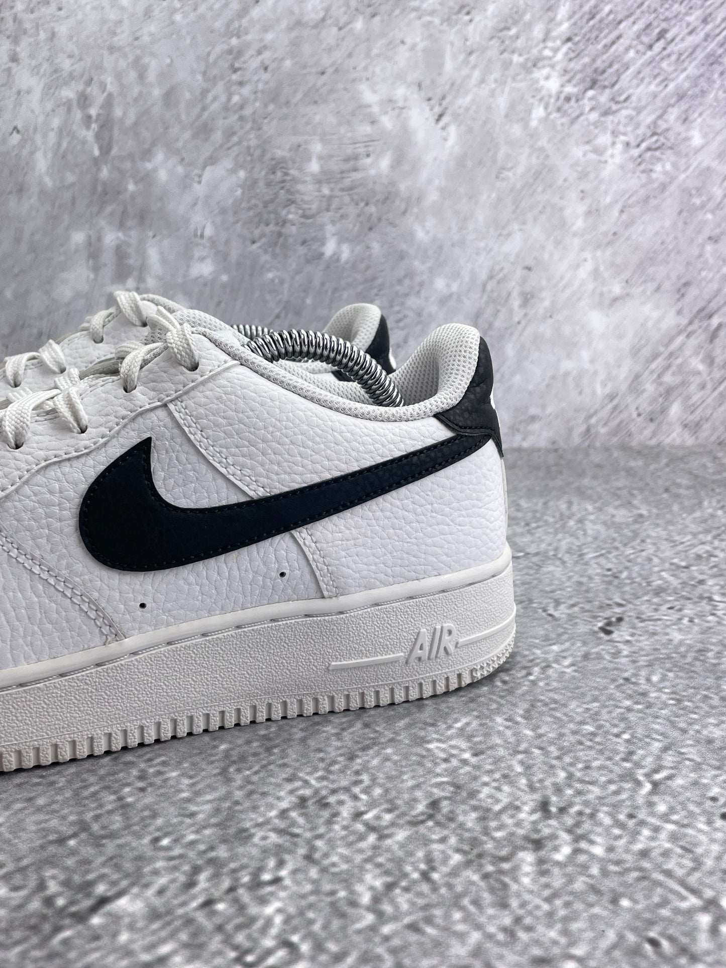Nike Air Force 1 Low '07 White Black — buty sportowe damskie w bardzo dobrym stanie rozmiar 39, zapiętki butów