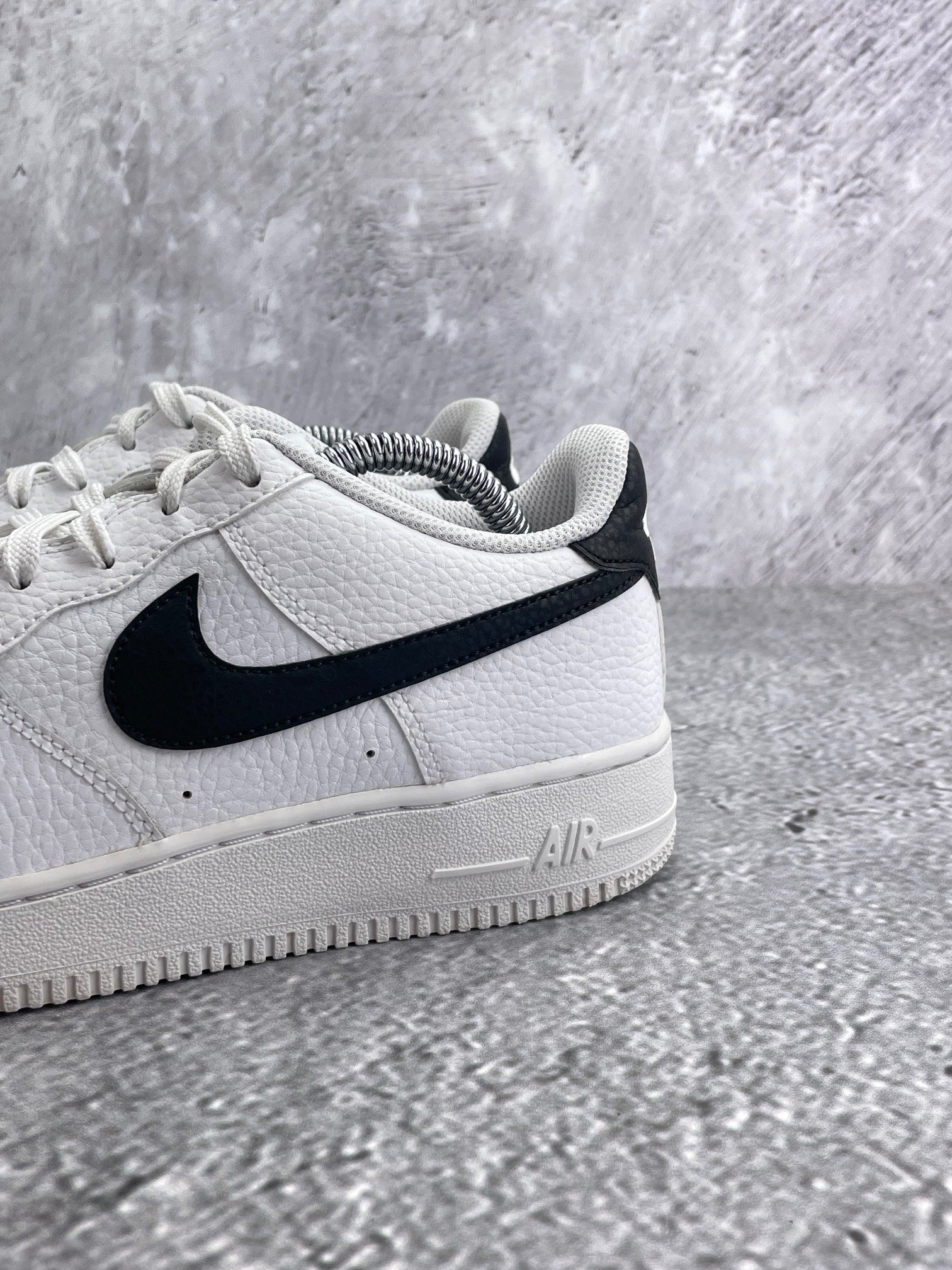 Nike Air Force 1 Low '07 White Black — buty sportowe damskie w bardzo dobrym stanie rozmiar 39, zapiętki butów