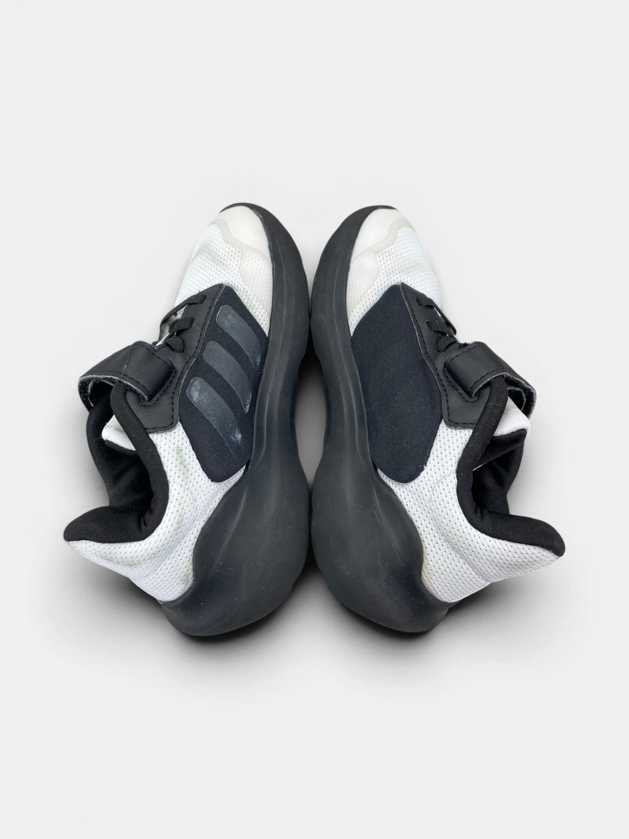 Adidas Tensaur Run 2.0 — buty sportowe dziecięce w bardzo dobrym stanie rozmiar 31, widok z góry na zewnętrzną stronę butów