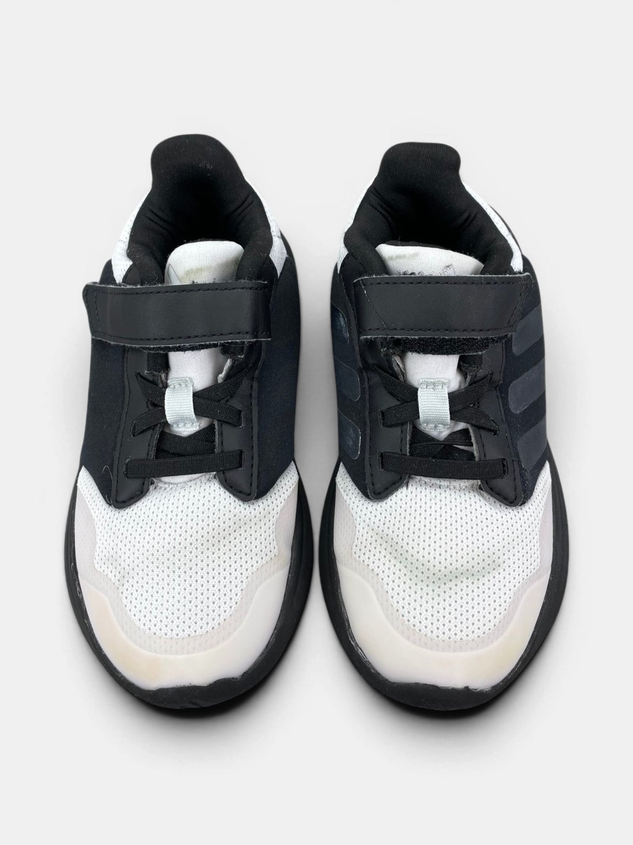 Adidas Tensaur Run 2.0 — buty sportowe dziecięce w bardzo dobrym stanie rozmiar 31, zewnętrzny panel prawego buta