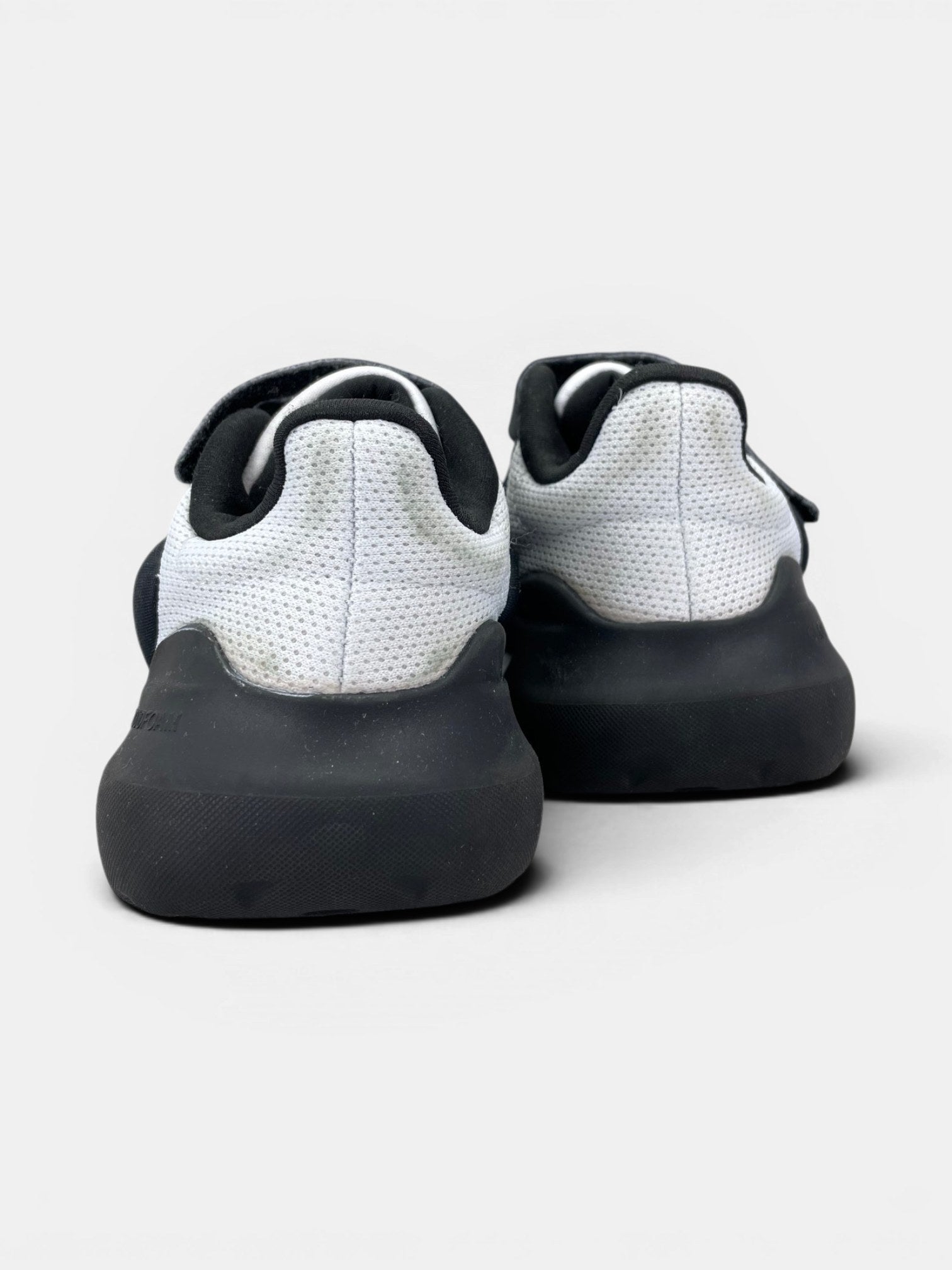 Adidas Tensaur Run 2.0 — buty sportowe dziecięce w bardzo dobrym stanie rozmiar 31, zewnętrzny panel lewego buta
