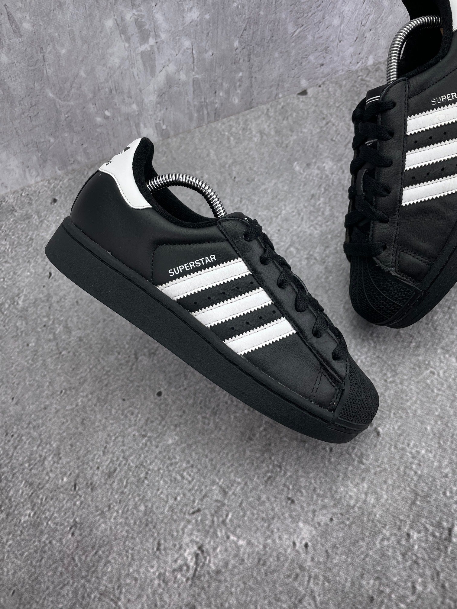 adidas Superstar II JH9977 - buty sportowe, zewnętrzny panel prawego buta