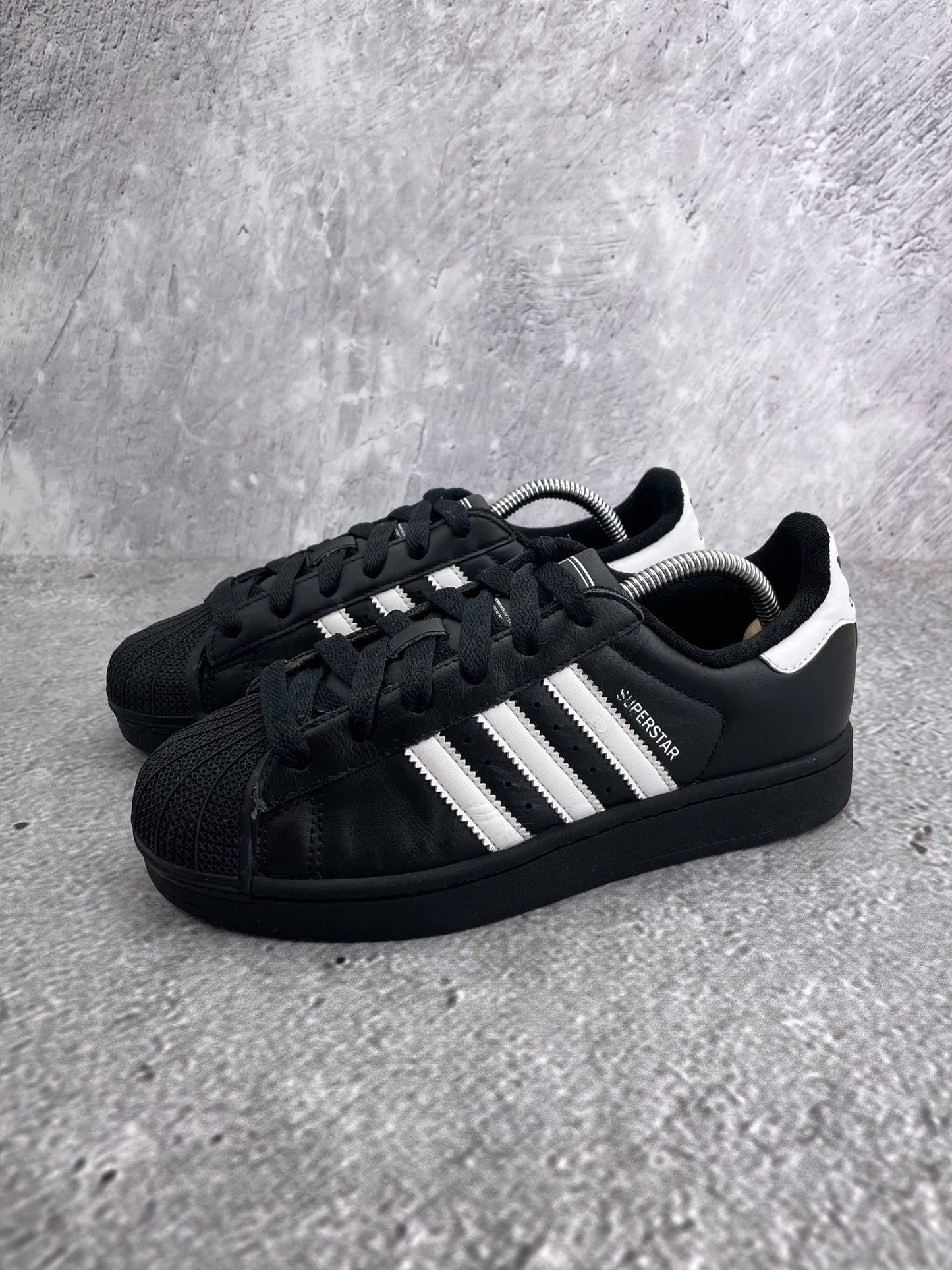 adidas Superstar II JH9977 - buty sportowe, widok z boku na tle studyjnym