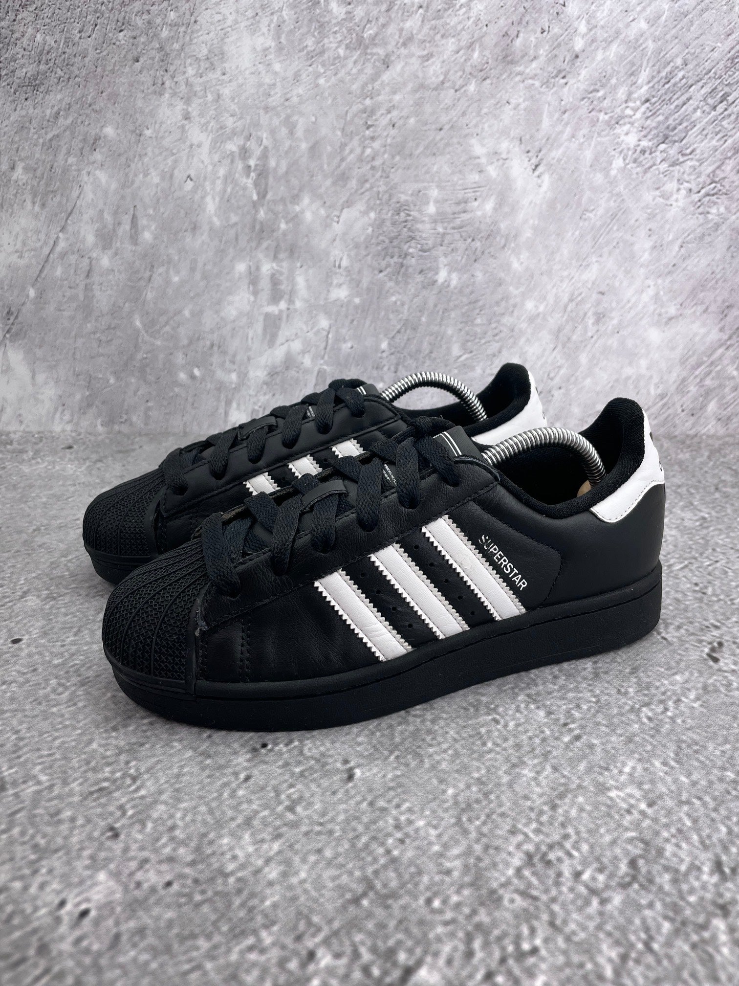 adidas Superstar II JH9977 - buty sportowe, widok z boku na tle studyjnym
