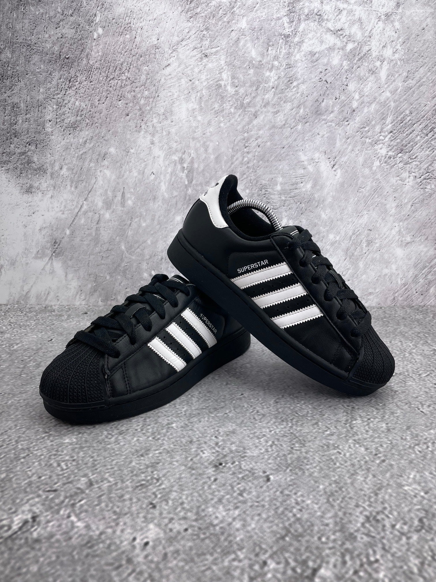 adidas Superstar II JH9977 - buty sportowe, para butów, widok z boku na tle studyjnym