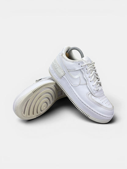 Nike Air Force 1 Shadow Triple White — buty sportowe damskie w bardzo dobrym stanie rozmiar 39, boczny profil