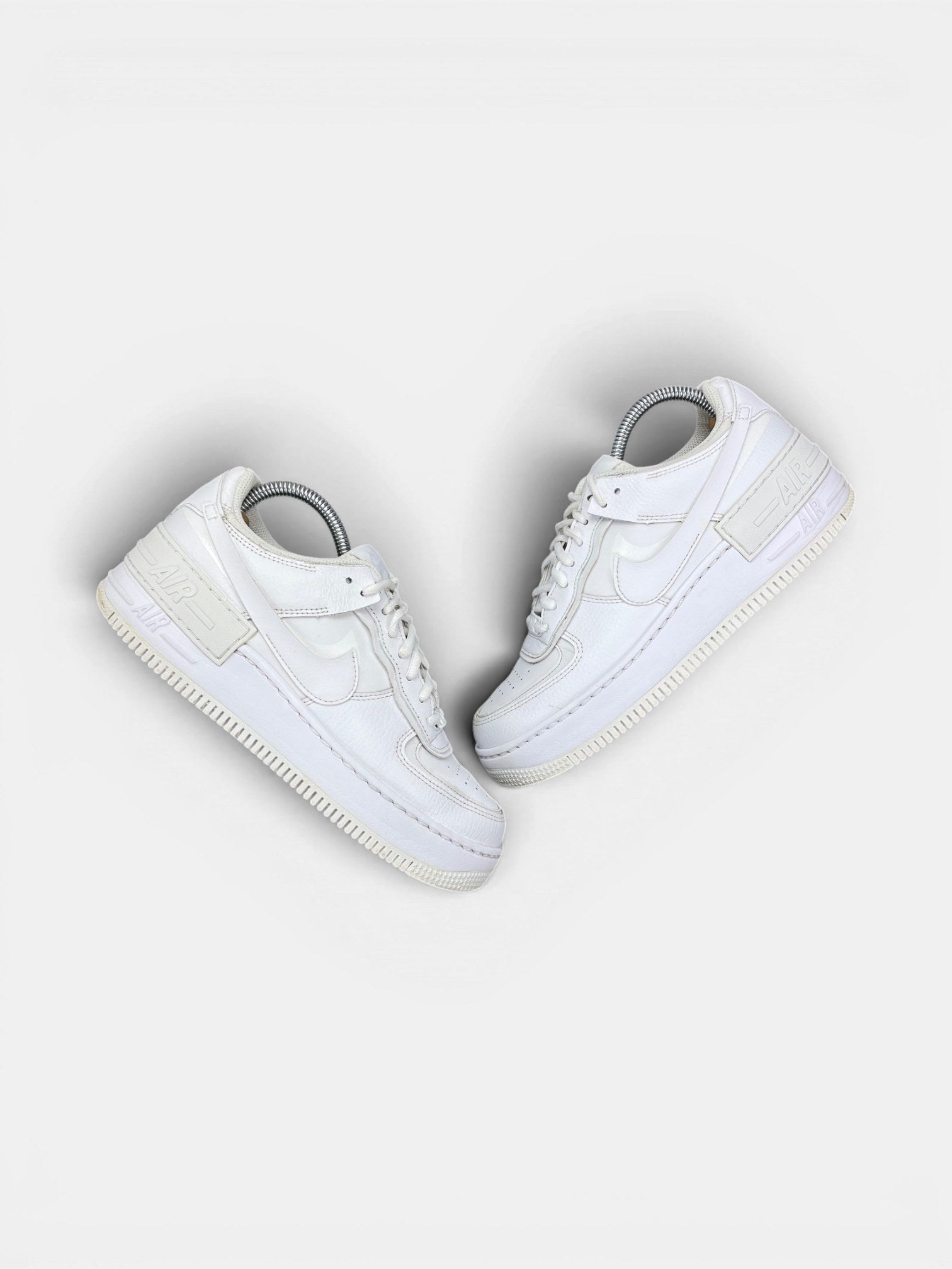 Nike Air Force 1 Shadow Triple White — buty sportowe damskie w bardzo dobrym stanie rozmiar 39, widok z góry na zewnętrzną stronę butów