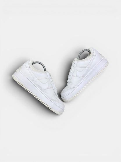 Nike Air Force 1 Shadow Triple White — buty sportowe damskie w bardzo dobrym stanie rozmiar 39, zewnętrzny panel prawego buta