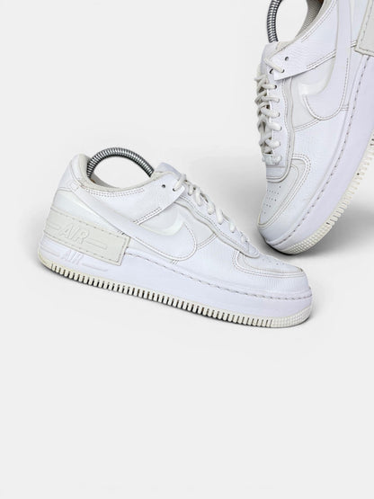 Nike Air Force 1 Shadow Triple White — buty sportowe damskie w bardzo dobrym stanie rozmiar 39, zewnętrzny panel lewego buta