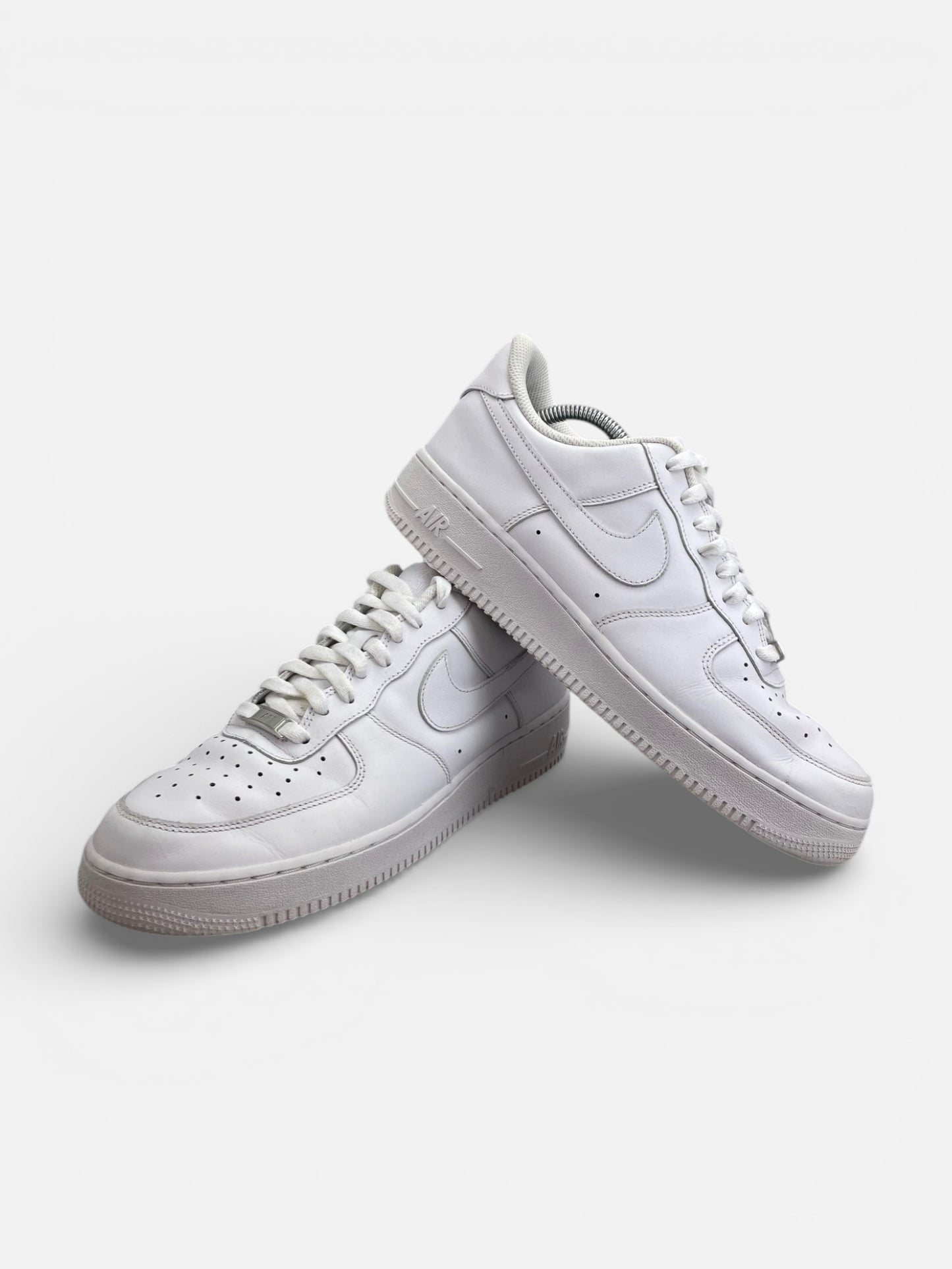 Nike Air Force 1 Low Triple White — buty sportowe męskie w bardzo dobrym stanie rozmiar 43, boczny profil