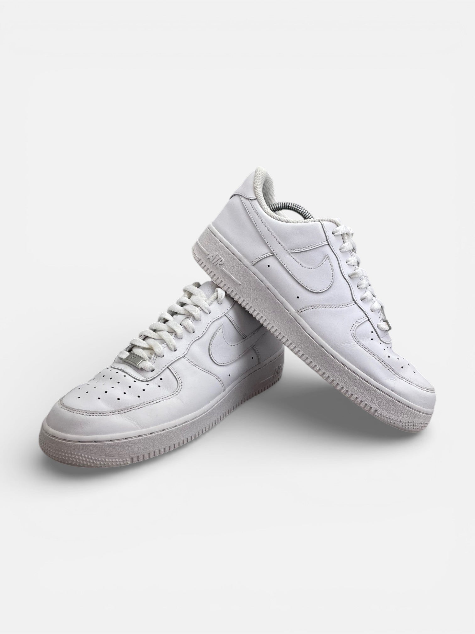 Nike Air Force 1 Low Triple White — buty sportowe męskie w bardzo dobrym stanie rozmiar 43, boczny profil