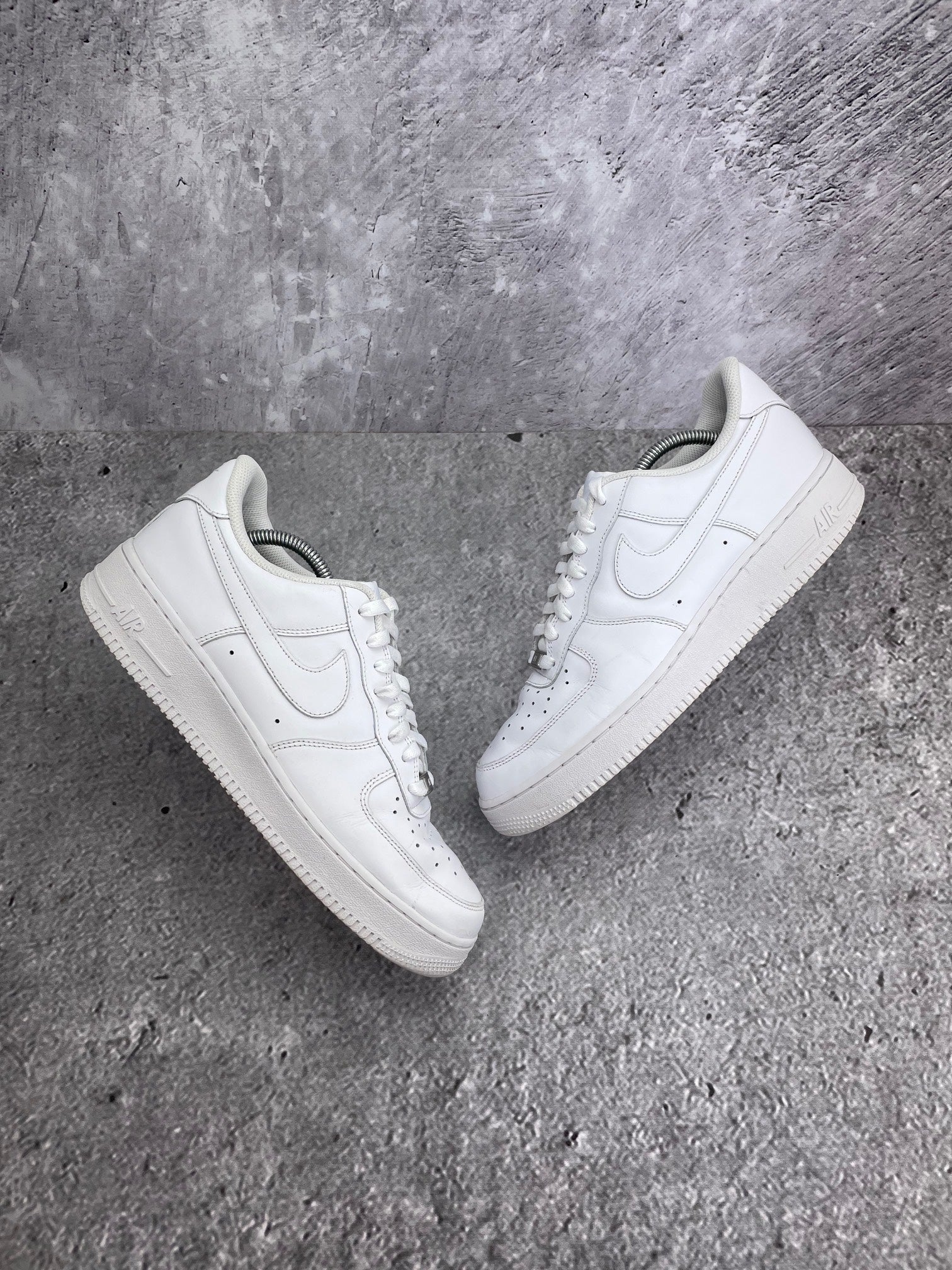 Nike Air Force 1 Low Triple White — buty sportowe męskie w bardzo dobrym stanie rozmiar 43, widok z góry na zewnętrzną stronę butów
