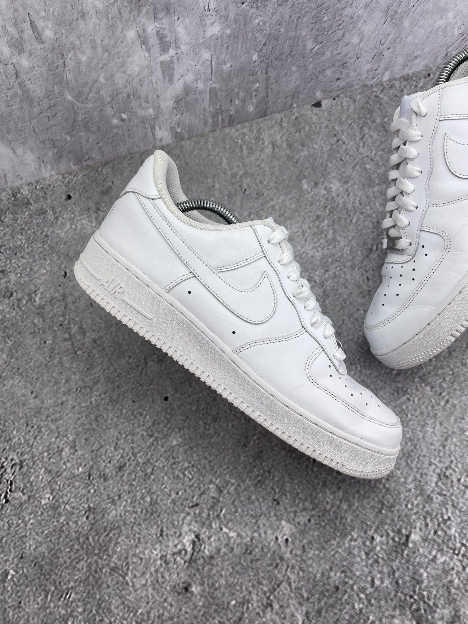 Nike Air Force 1 Low Triple White — buty sportowe męskie w bardzo dobrym stanie rozmiar 43, zewnętrzny panel lewego buta